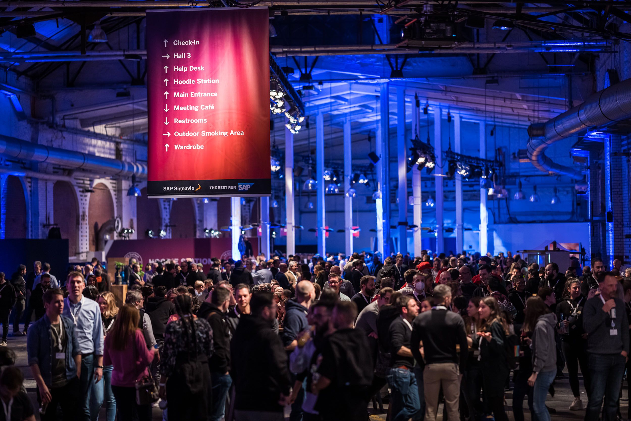 Das Team von SAP Signavio ist angekommen. Die Halle der Location Station Berlin hat sich mit einer großen Menschenmenge gefüllt.