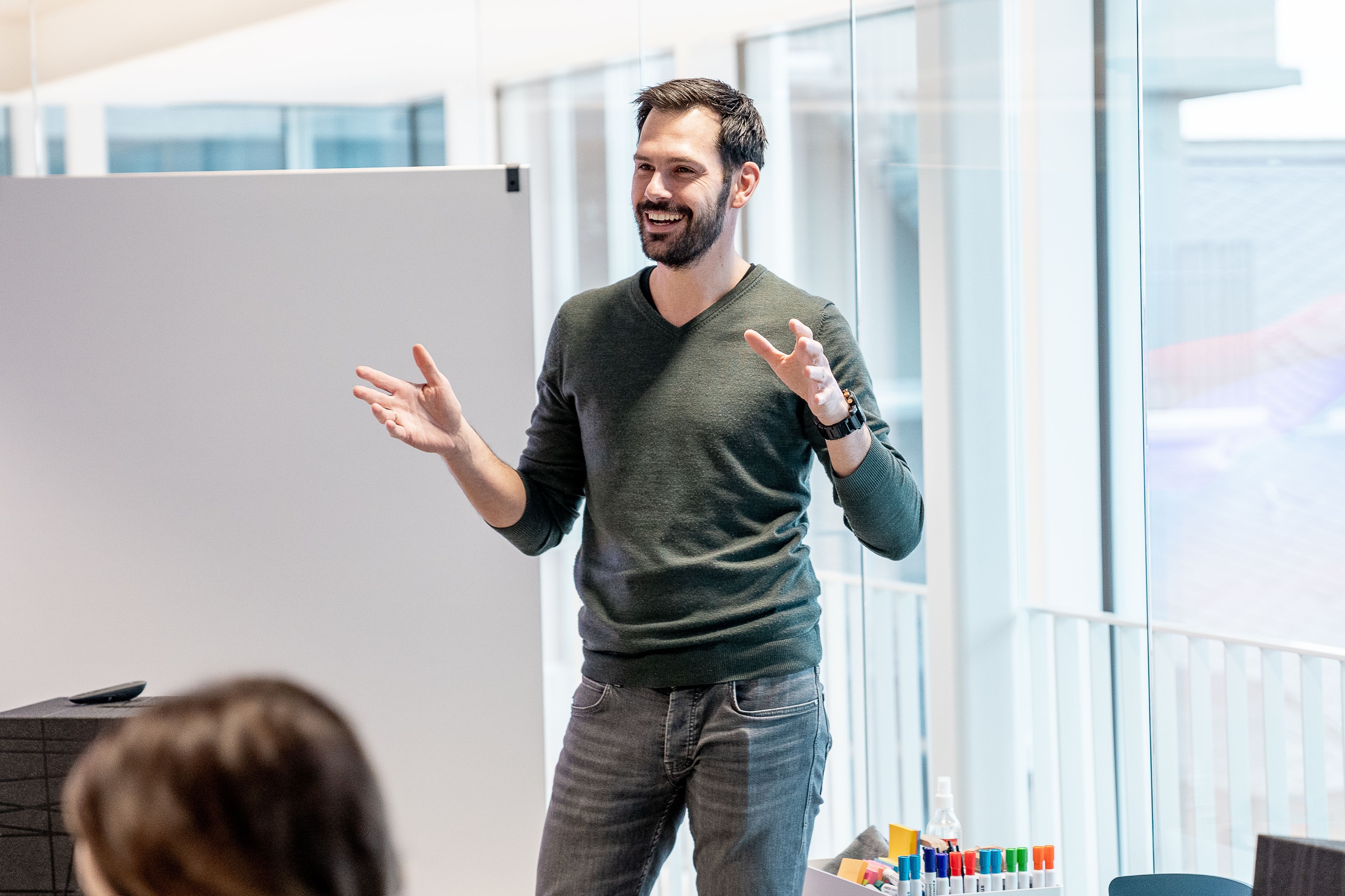 Unser Kollege Jan Koch hält eine Präsentation vor einem kleinen Publikum in einem modernen Raum.
