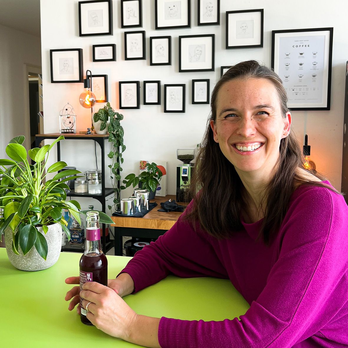 Bild mit ottomisu Mitarbeiterin Steffi, sitzend an einem grünen Tisch im ottomisu Küchenbereich