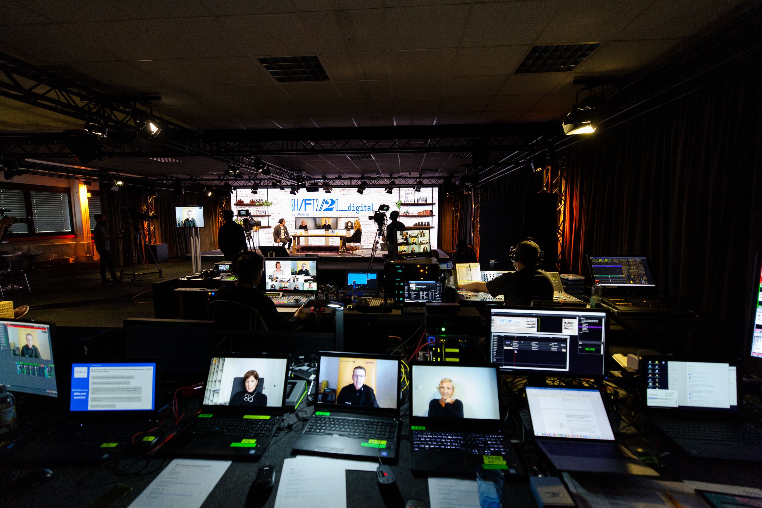 Ein Blick hinter die Kulissen, Mischpult, Kamera, Technik.