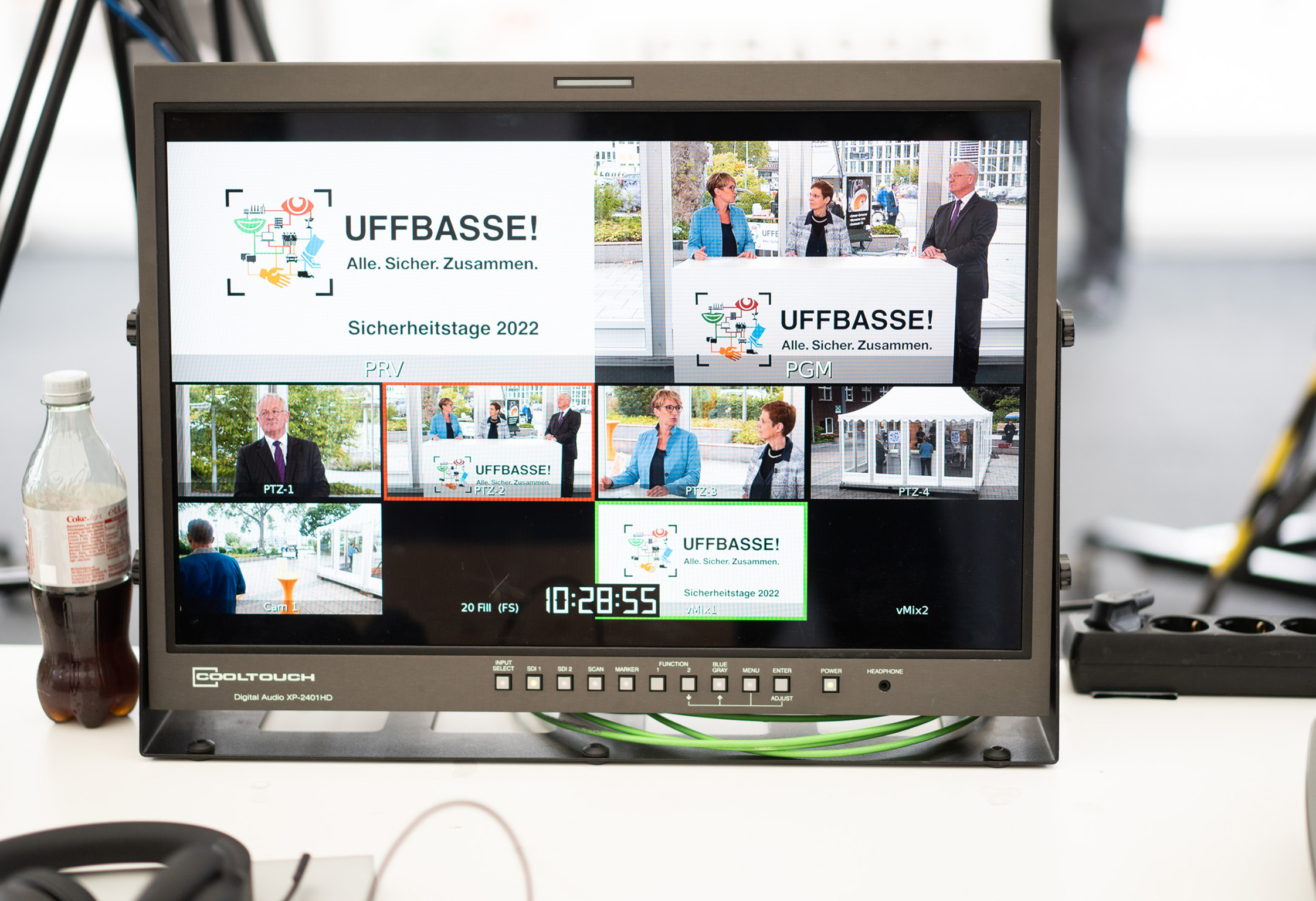 Multiview-Regieansicht eines digitalen oder hybriden Events mit mehreren Sprechern.