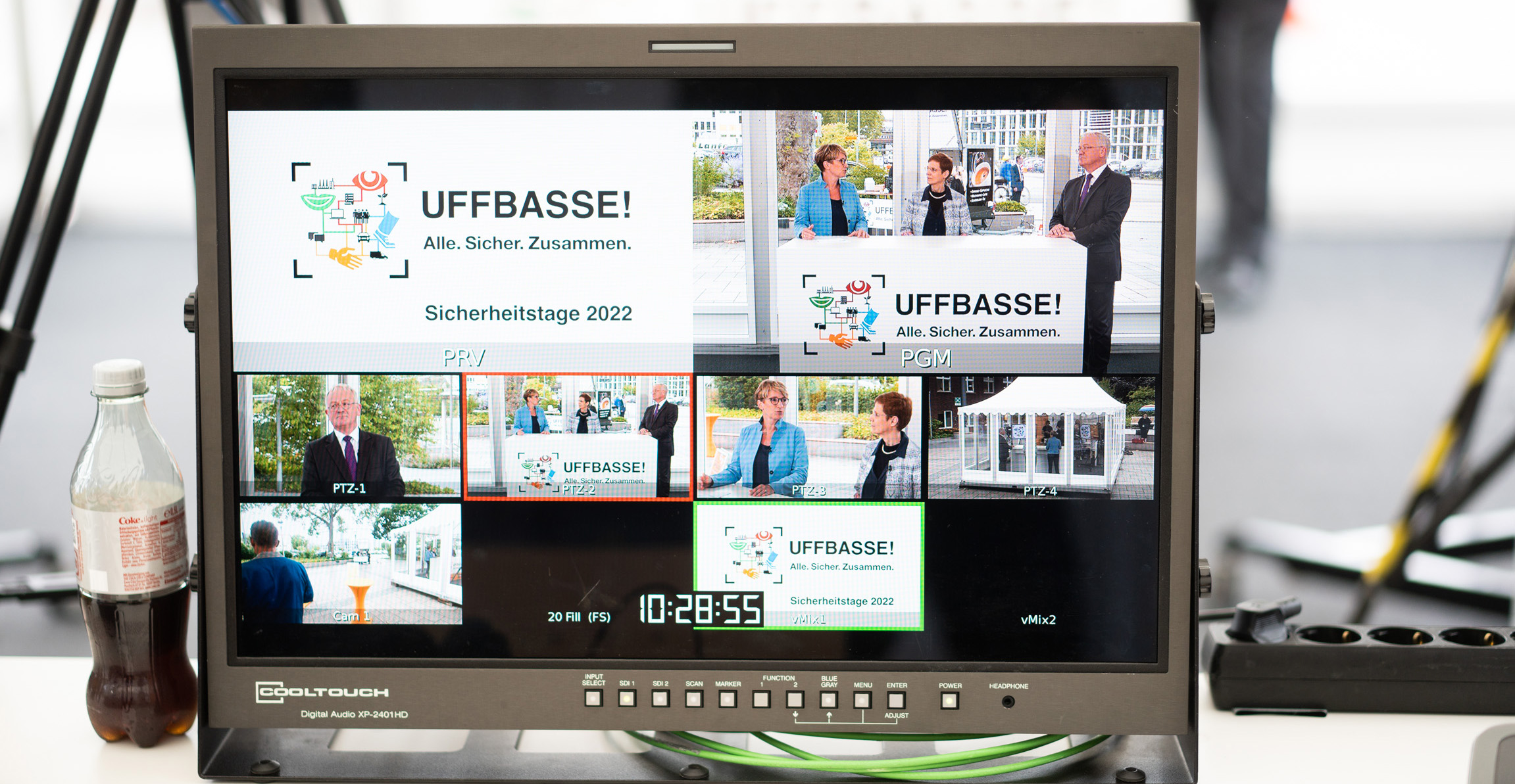 Multiview-Regieansicht eines digitalen oder hybriden Events mit mehreren Sprechern.