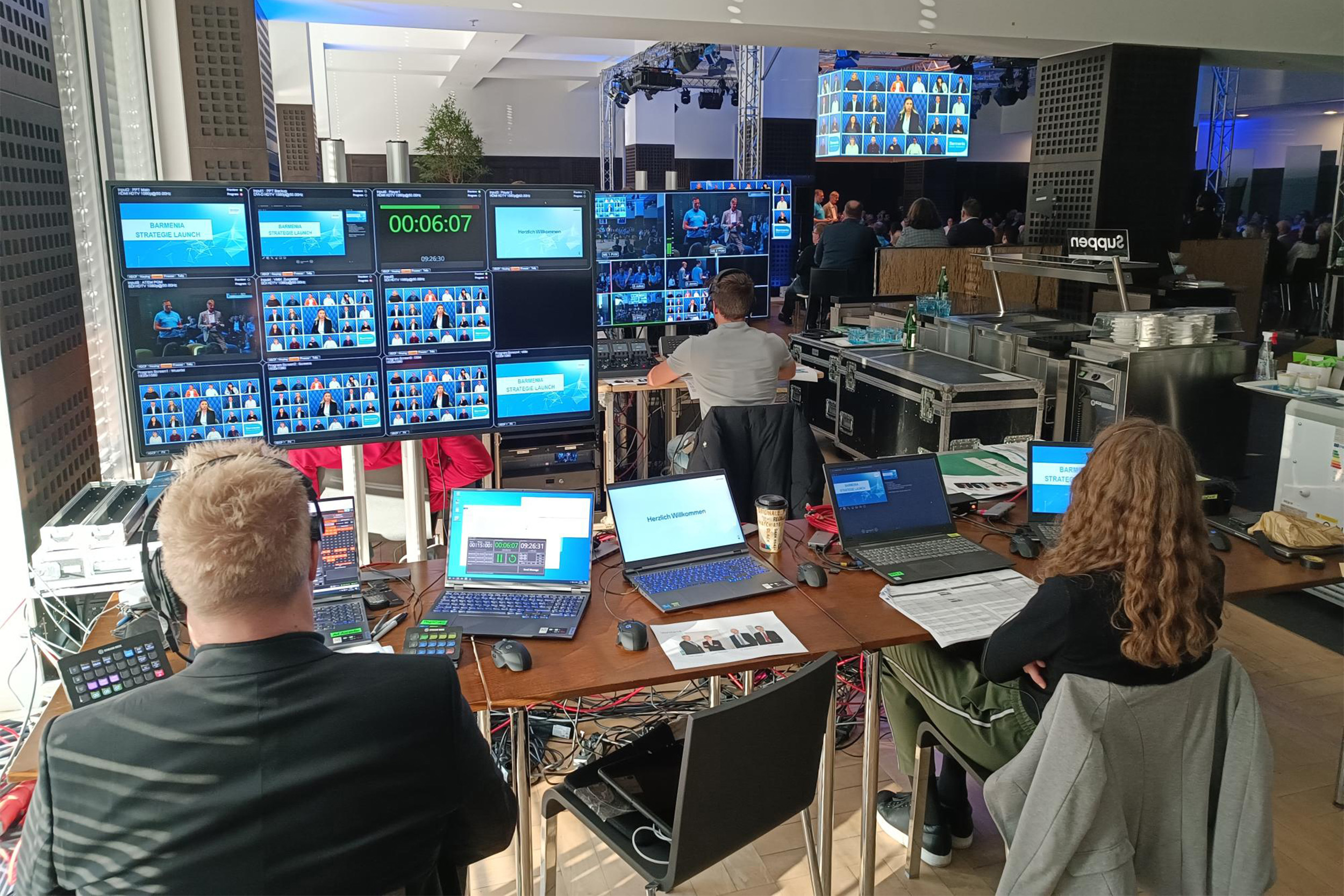 Regieraum oder Technikbereich mit vielen Monitoren und Laptops.