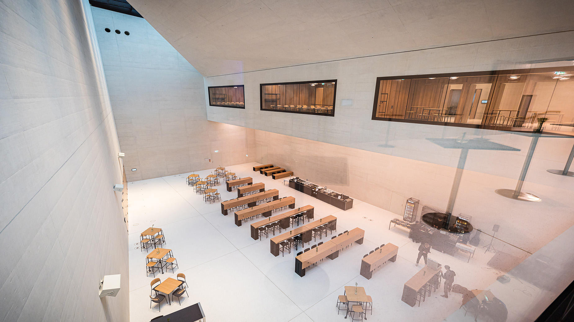 Eleganter, heller Bankettsaal im HCC mit langen, gedeckten Tischen und modernem Design.