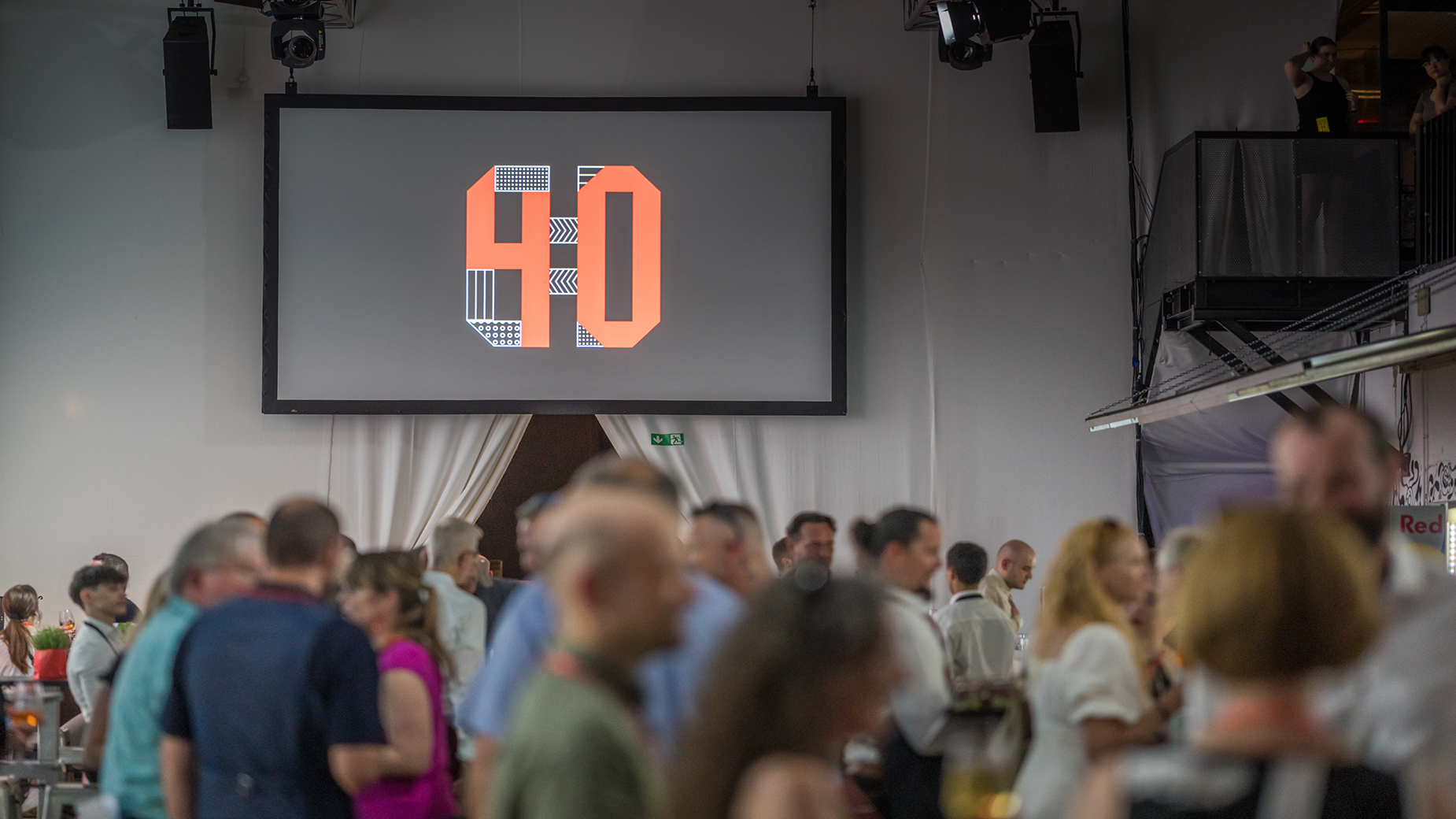 Erste Begrüßung und Ansprache bevor das Catering im Outdoorbereich eröffnet wurde