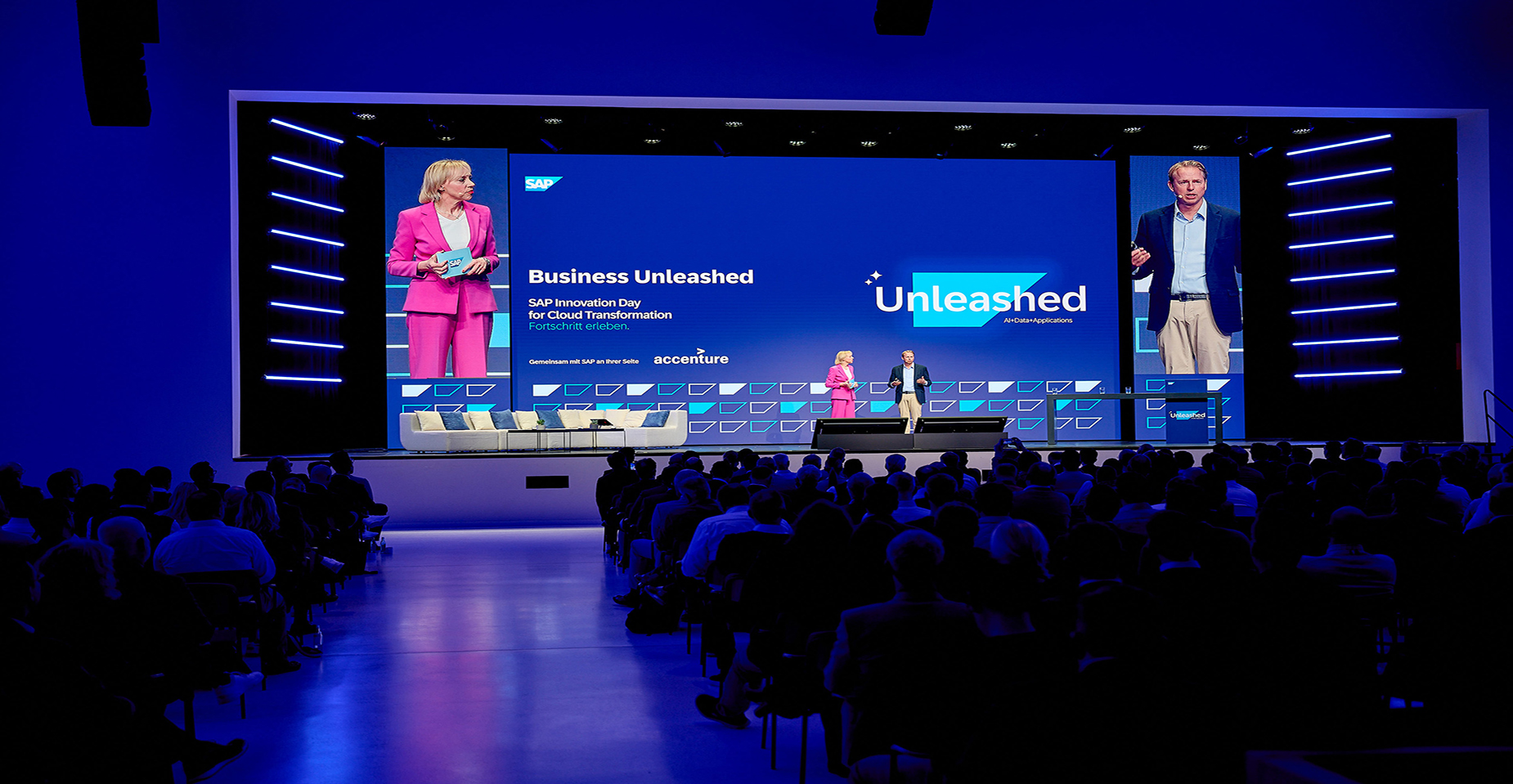 Begrüßung im Plenum, Prof Dr. Anne Gfrerer und Gastgeber Sven Mulder