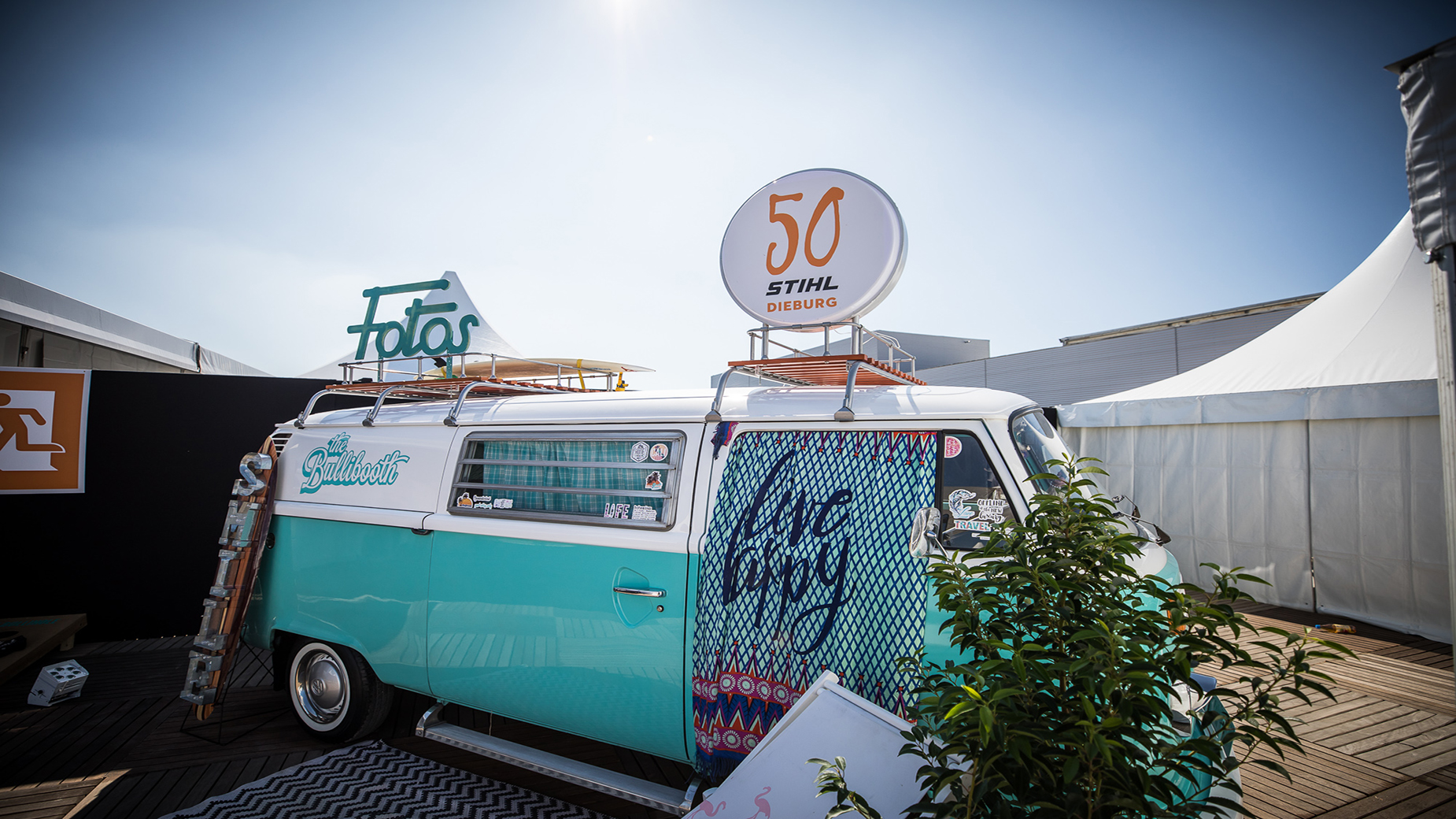 Retro-Fotobus mit „50 Jahre STIHL Dieburg“-Beschriftung als Fotostation im Außenbereich.