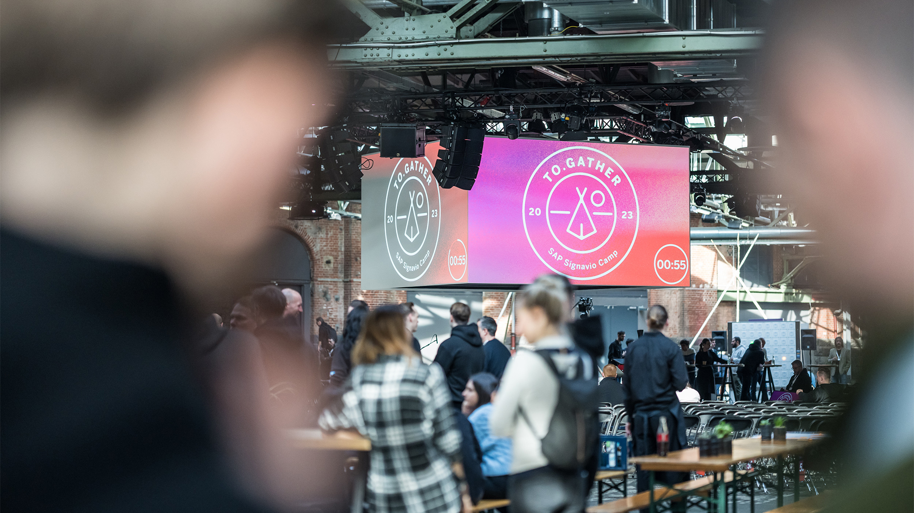 Screen mit Logo der Veranstaltung im Raum.