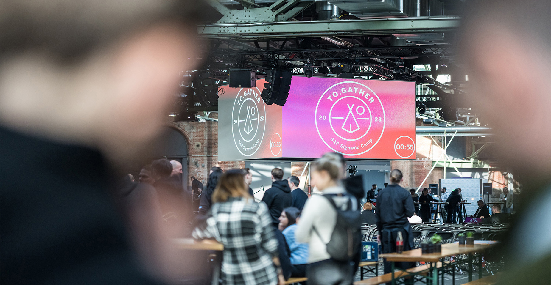 Screen mit Logo der Veranstaltung im Raum.