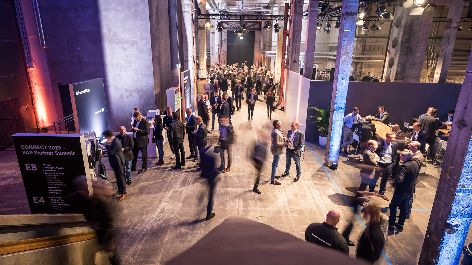 Industriehalle mit Menschen