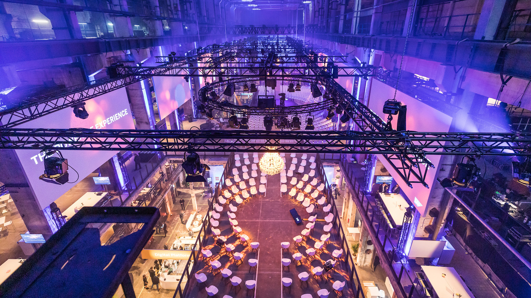 Industriehalle von oben fotografiert