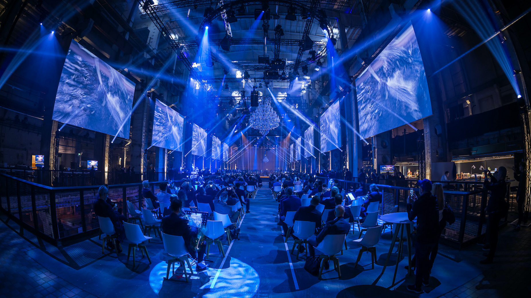 mit blauen Lasern ausgeleuchteter Raum