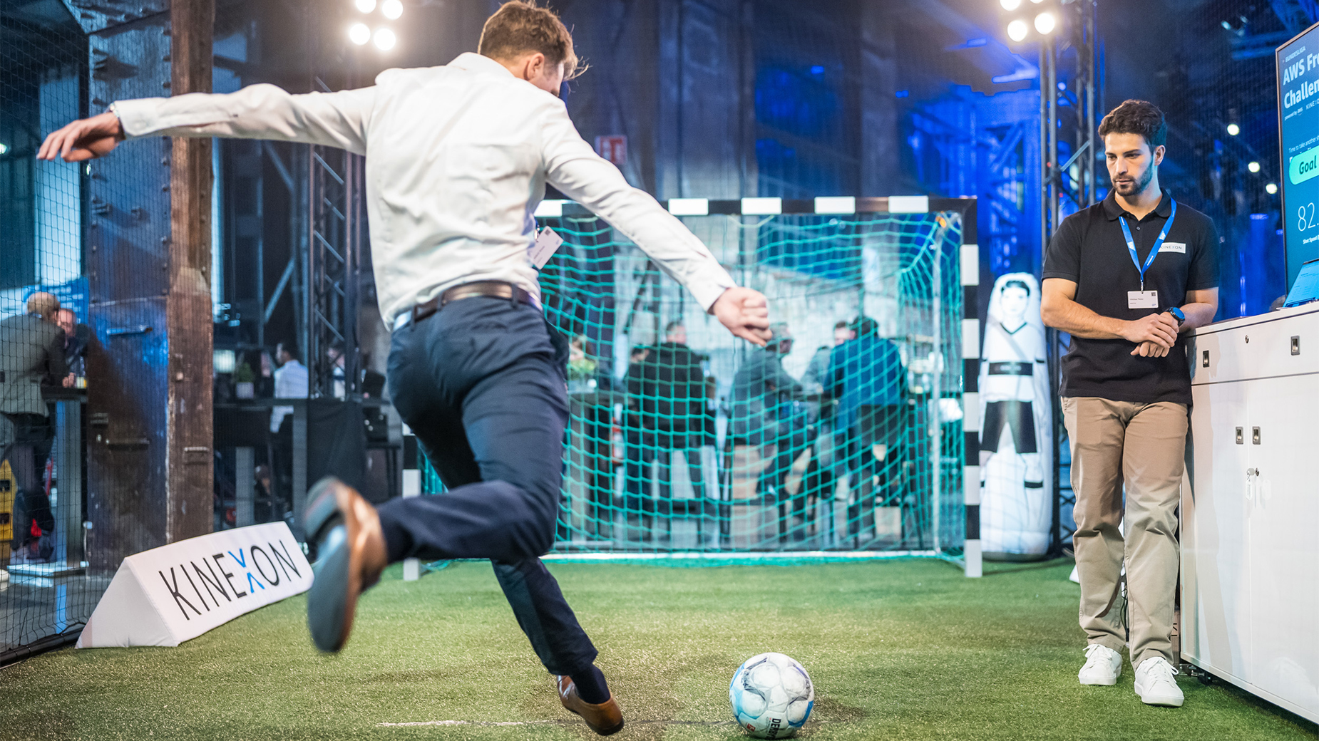 CONNECT 2023 Fußball-Challenge, Teilnehmende die ein Tor schießen