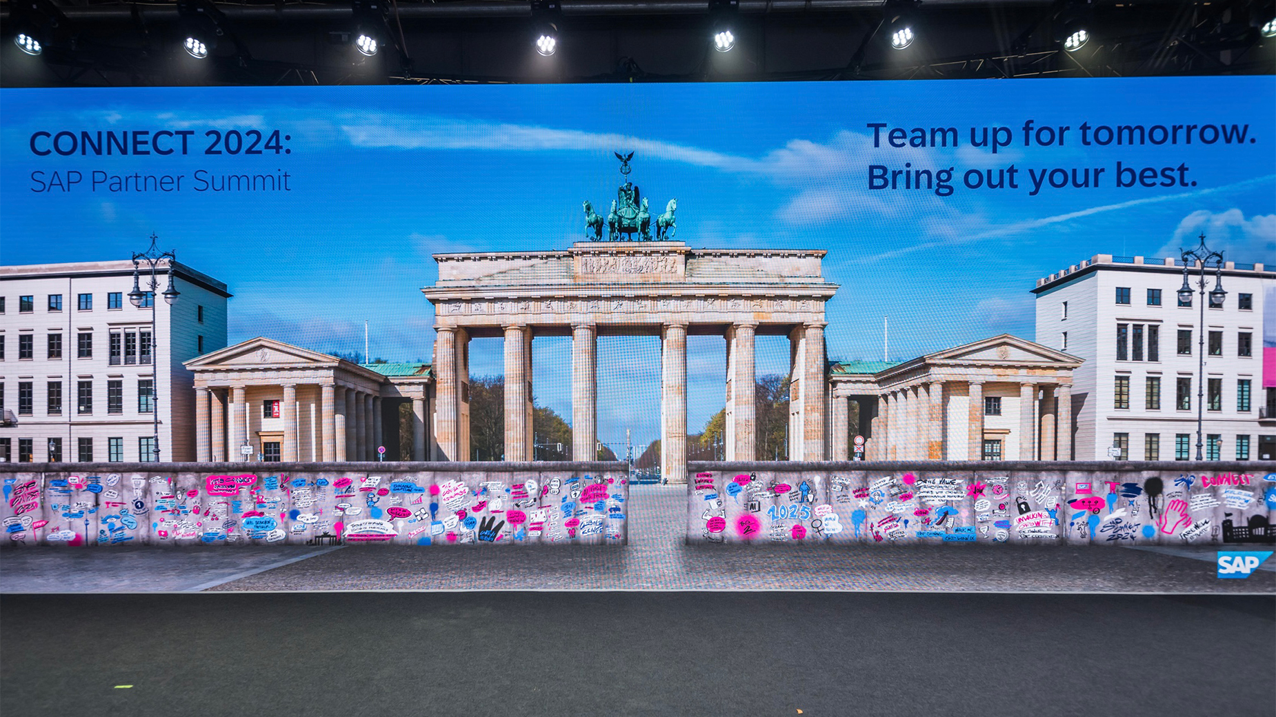 Großes Bühnenbanner mit Abbildung des Brandenburger Tors und Veranstaltungsbranding.