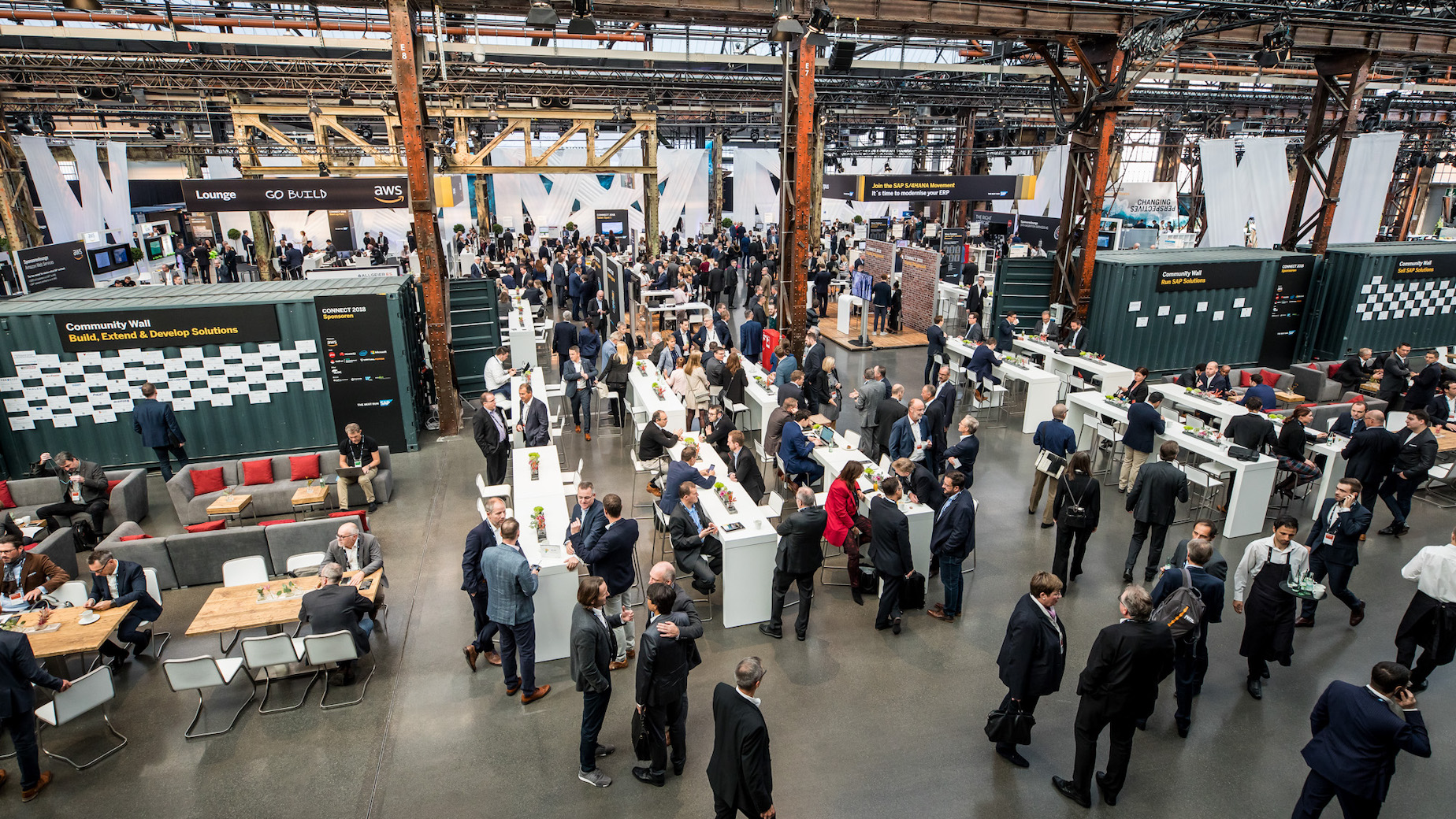 Industriehalle mit Menschen