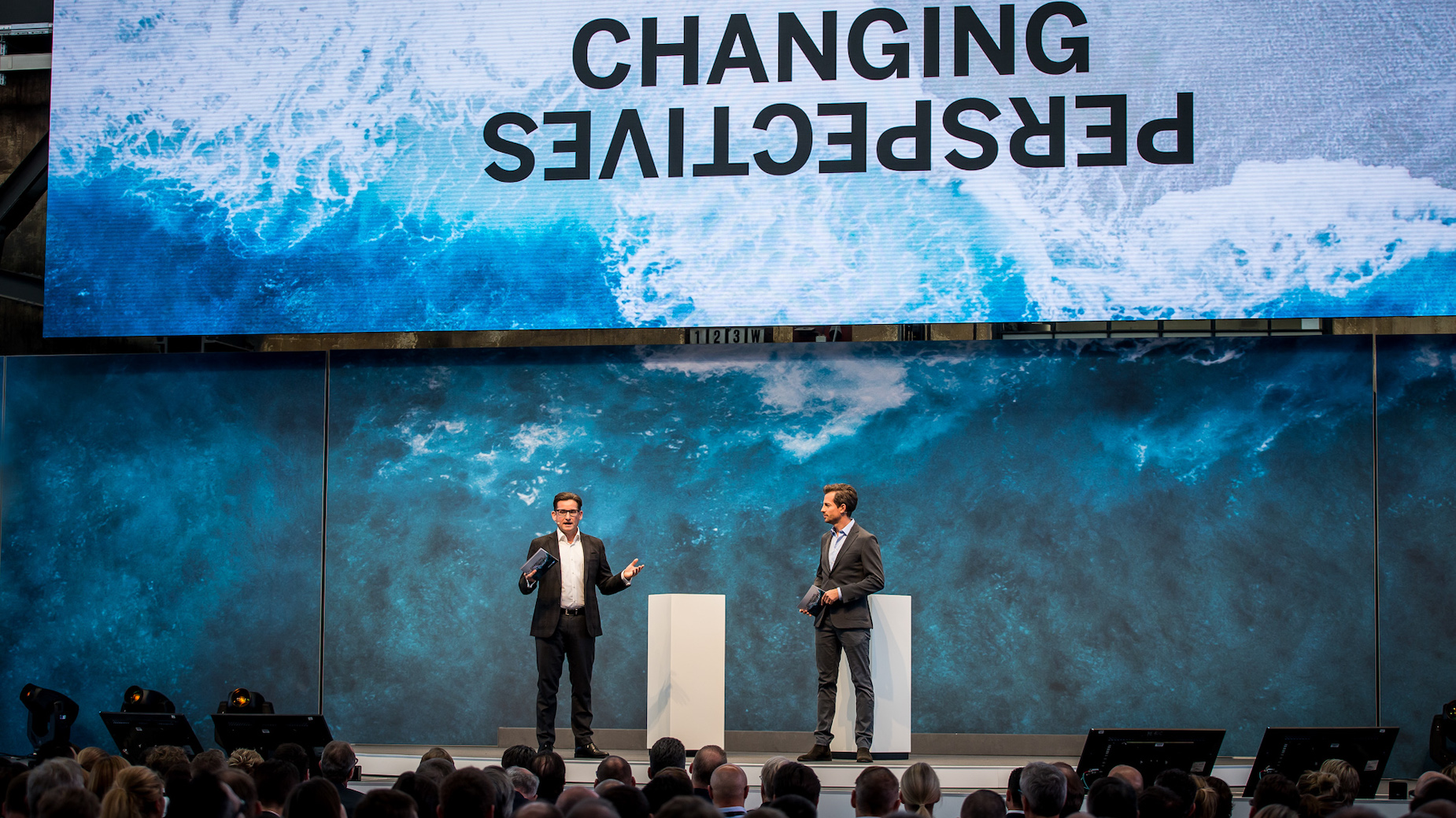 Bühne mit zwei Personen