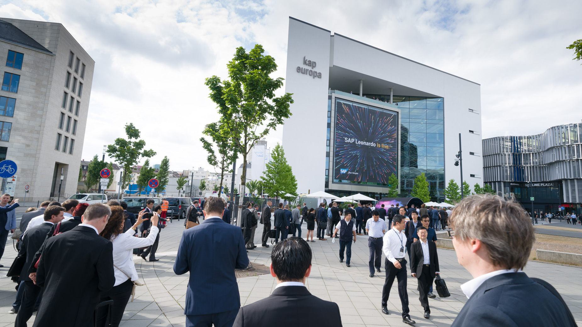 Menschenmenge auf dem Weg zum SAP-Hauptgebäude bei einer großen Veranstaltung.