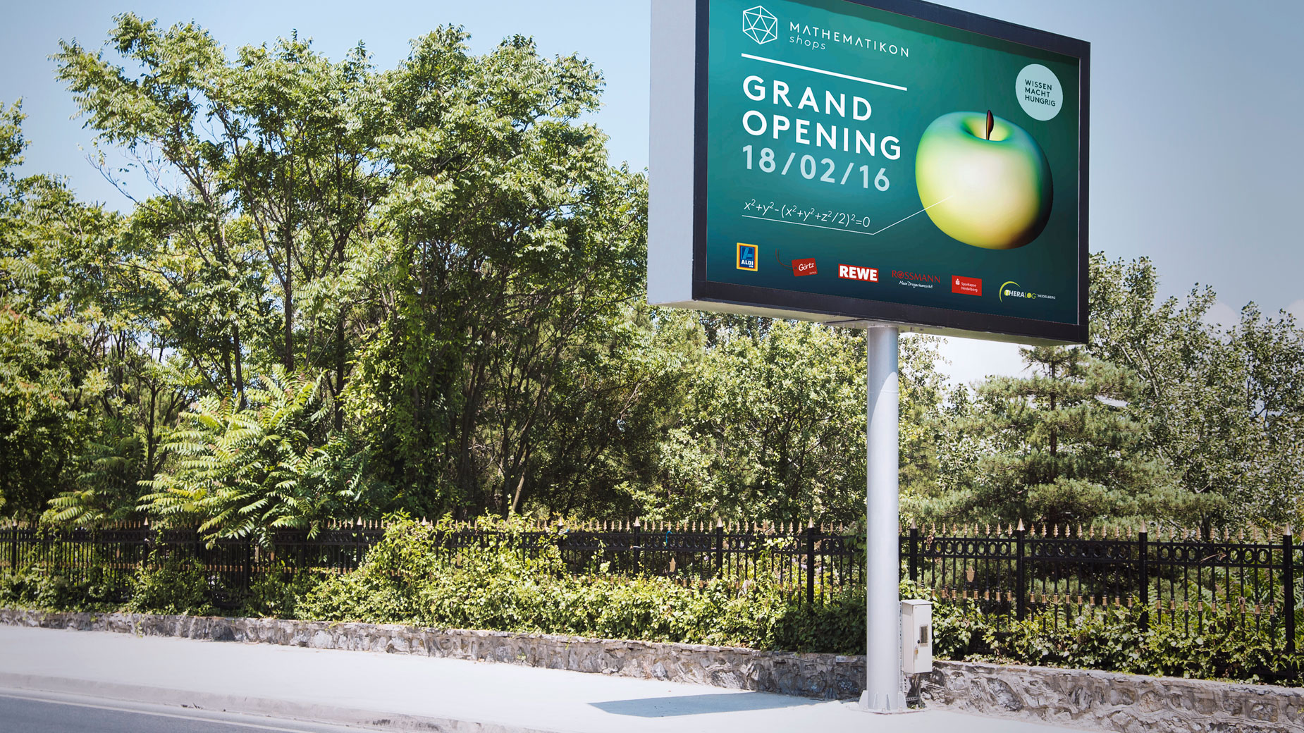 Großes Werbedisplay bewirbt das Grand Opening des Mathematikons in Heidelberg.