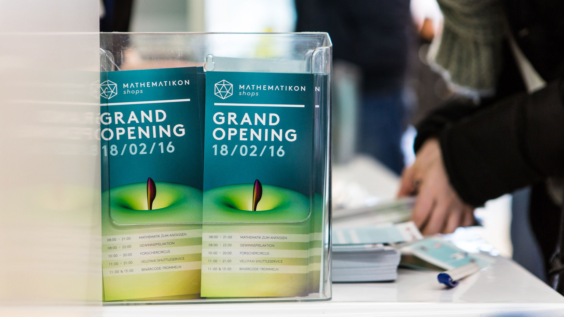 Zwei Gewinnspielboxen mit Branding „Grand Opening Mathematikon“.