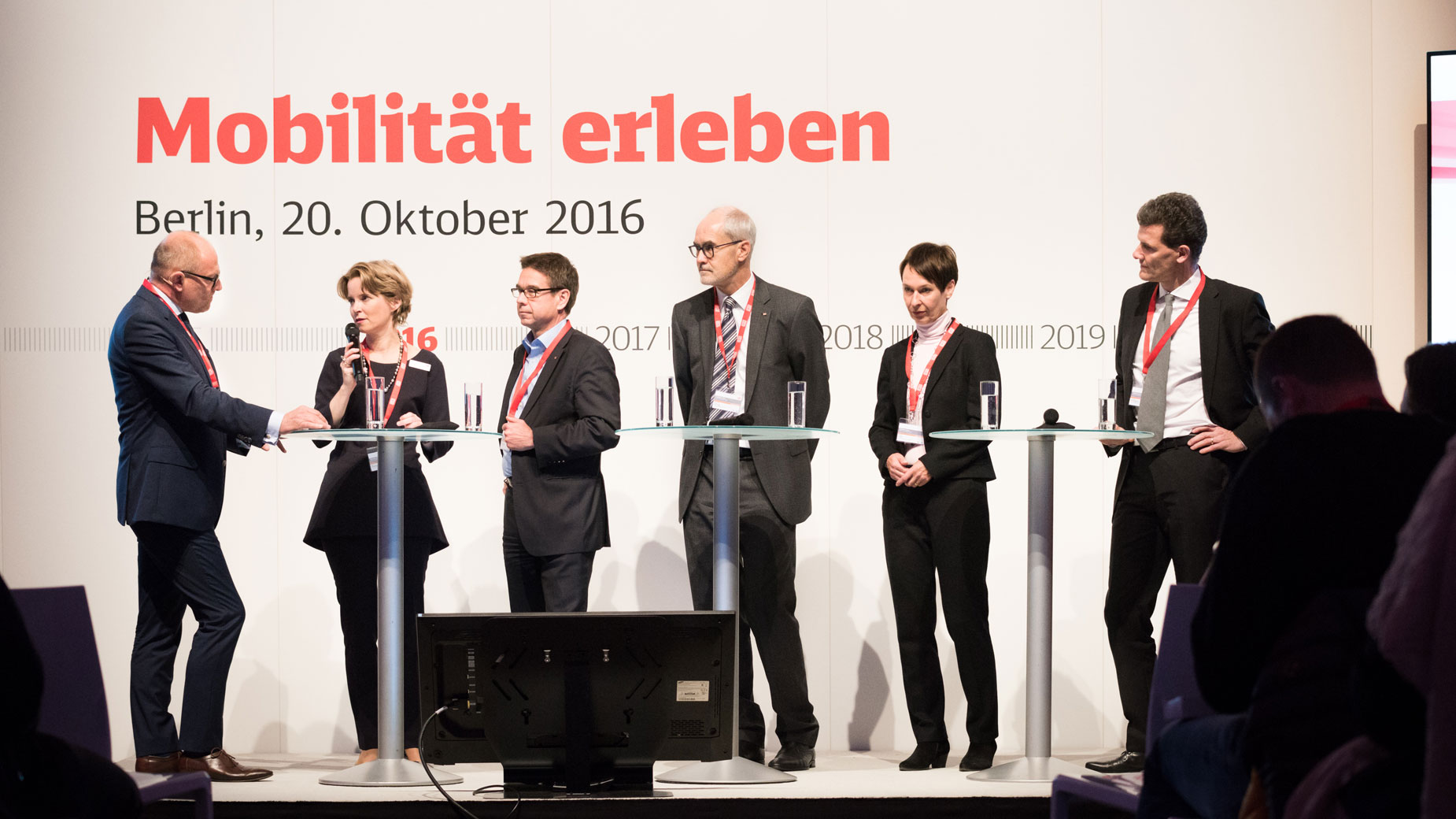 Podiumsdiskussion mit sechs Personen zum Thema „Mobilität erleben“.