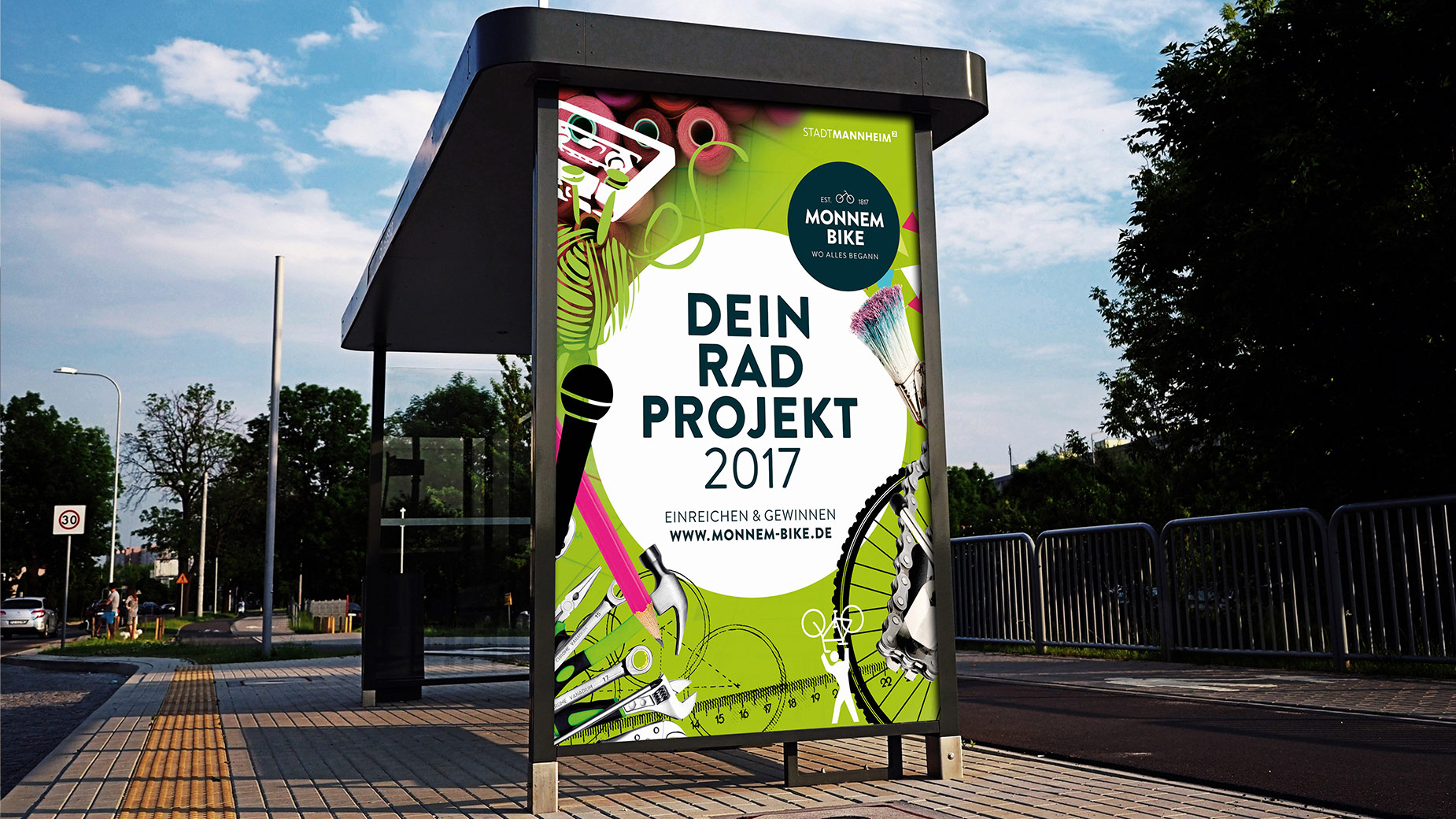 Plakat an einer Bushaltestelle mit dem Slogan ‚Gib der Stadt Bewegung‘ – Teil der Monnem-Bike-Kampagne