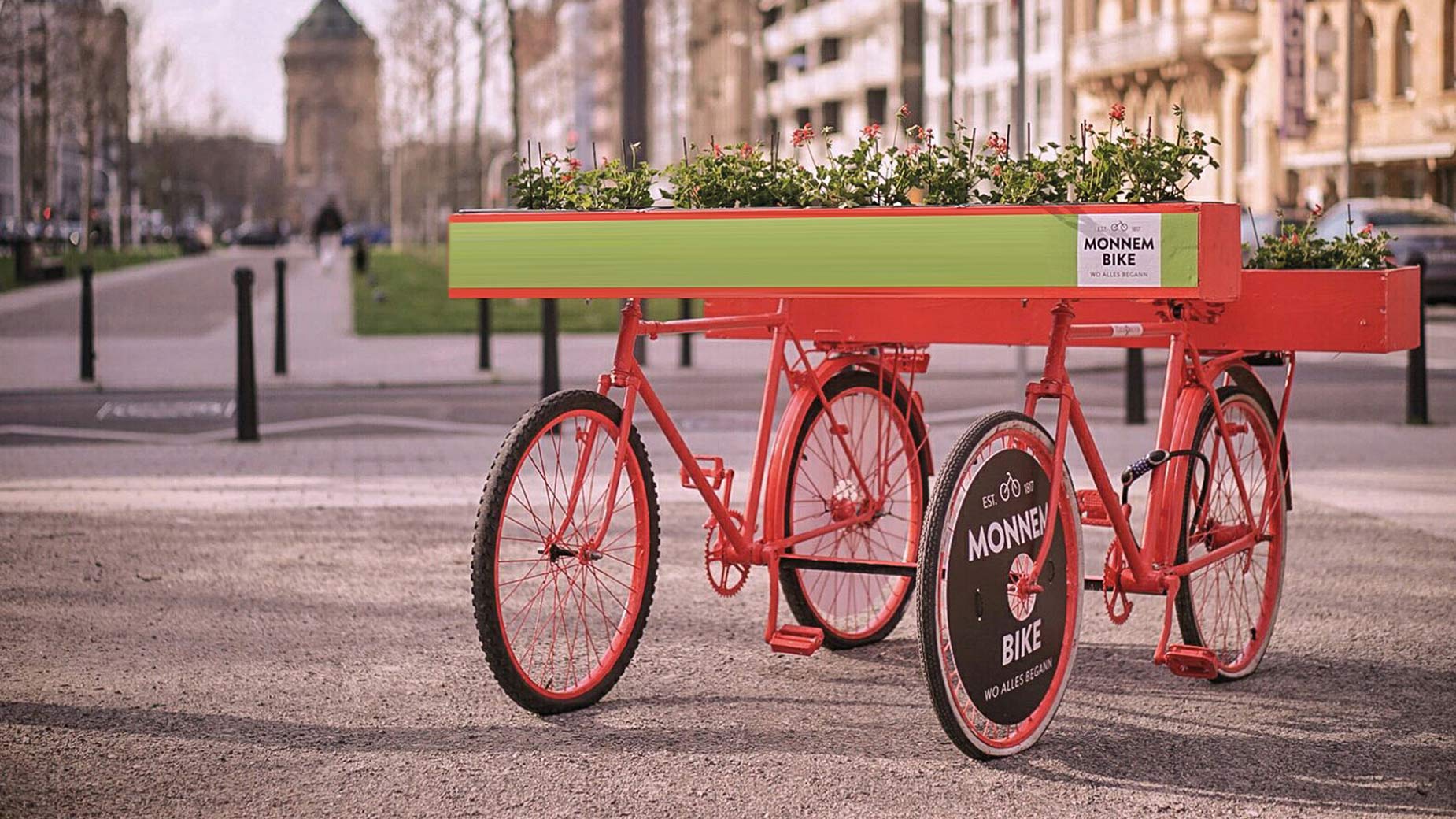Kunstinstallation mit einem originell gestalteten roten Mehrpersonenfahrrad in der Innenstadt von Mannheim.