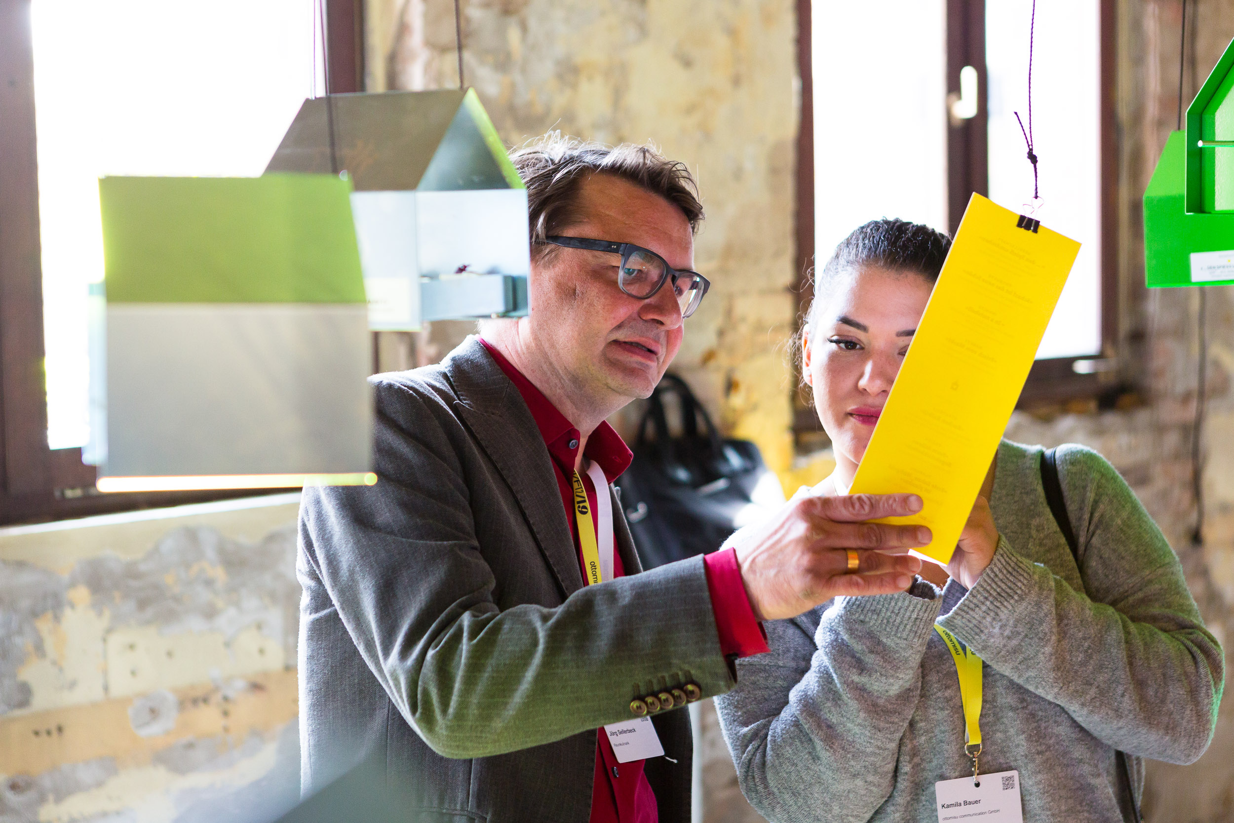 SHIFT 2019; eine Person schaut sich die Speisekarte und die von der Decke hängenden Snacks in Boxen an.