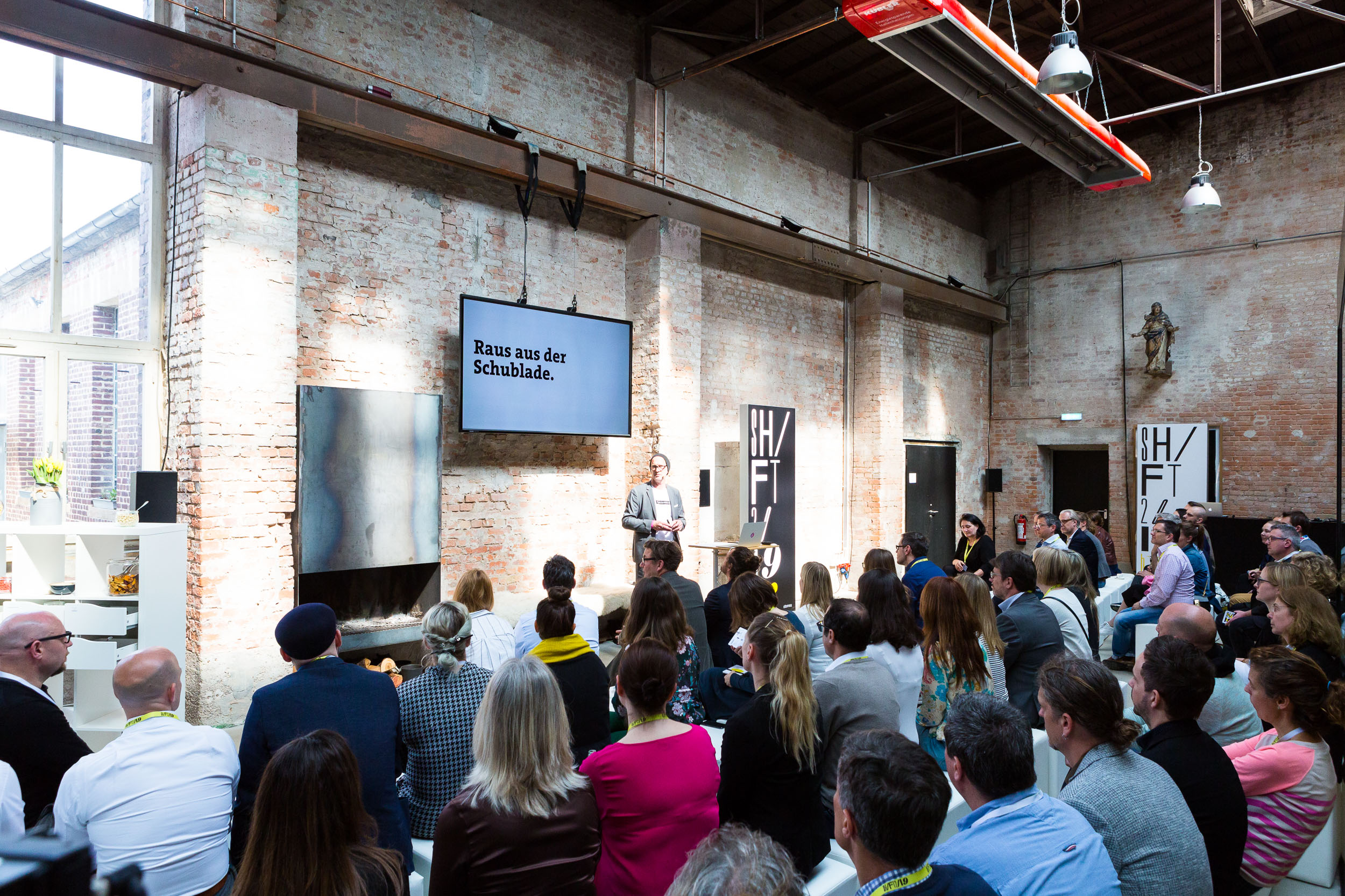 Die Teilnehmenden von SHIFT 2019 hören einem Vortrag zu.