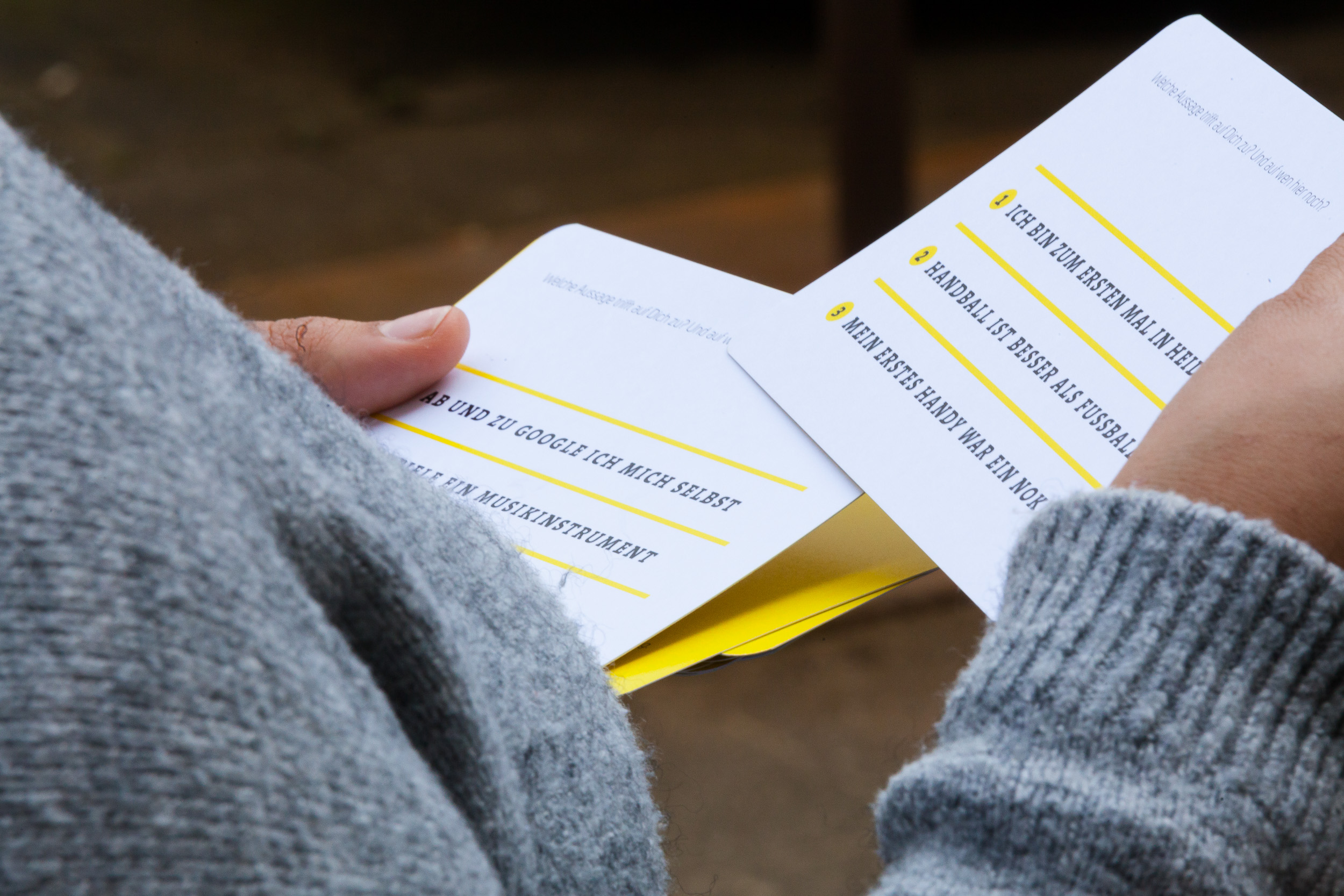 SHIFT 2019; eine Person schaut sich die Gesprächskarten an