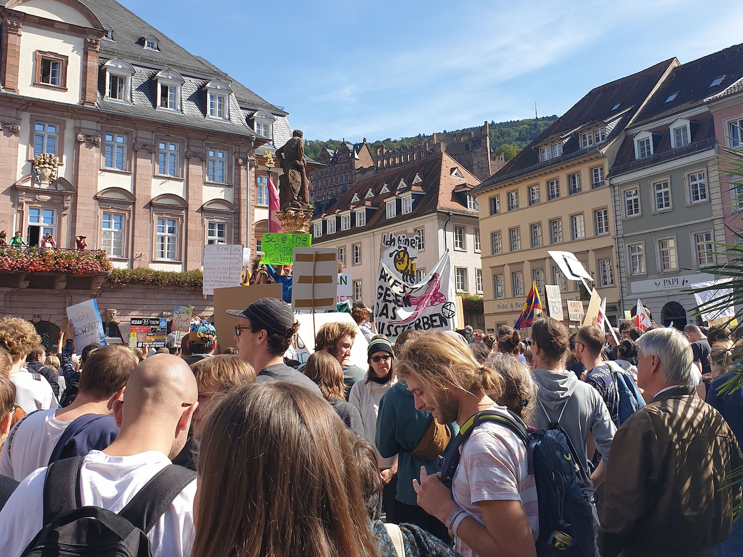 Das ottomisu Team auf einer Friday's For Future Demo auf dem Marktplatz Heidelberg.