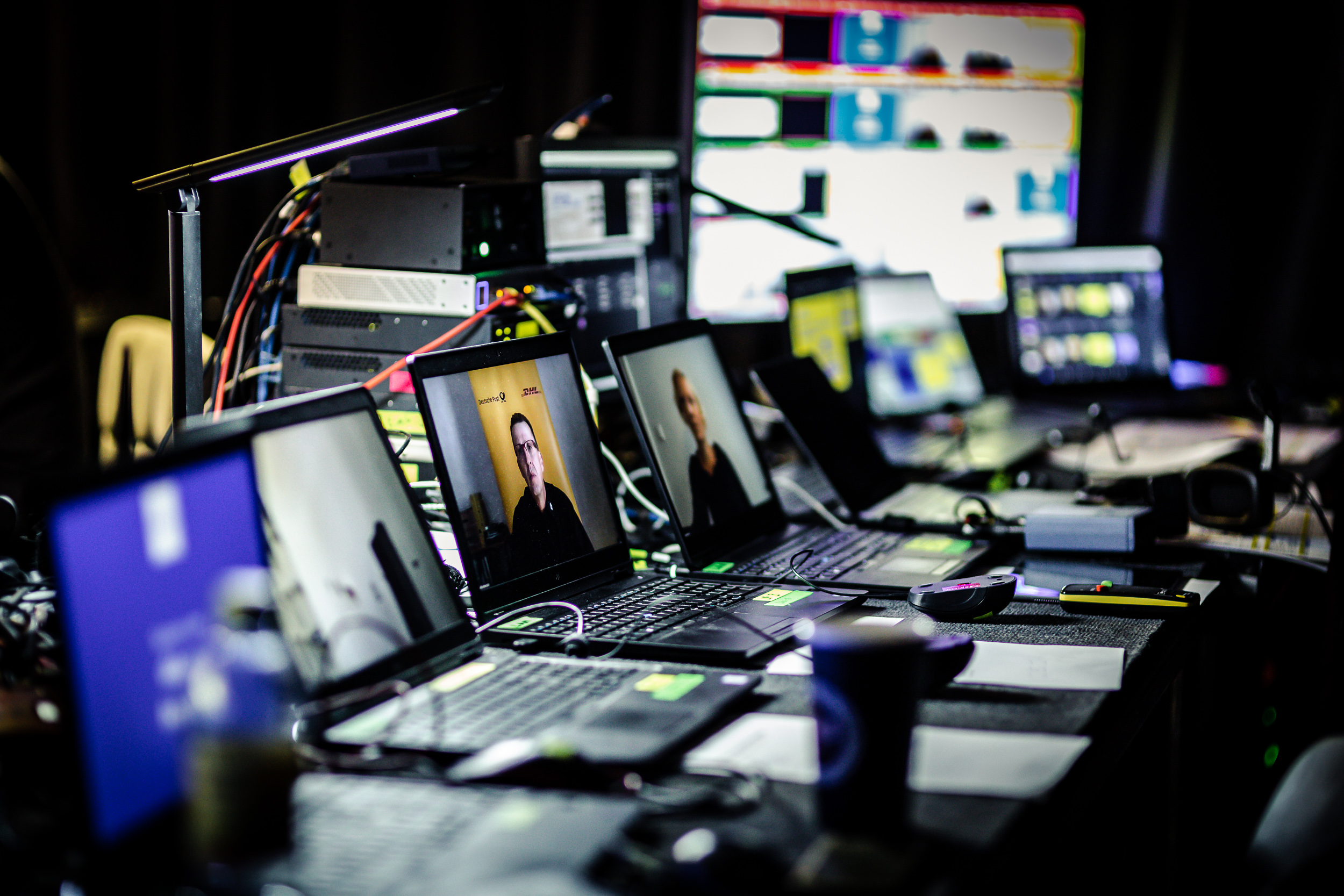 Ein Blick hinter die Kulissen, Laptops, Technik.