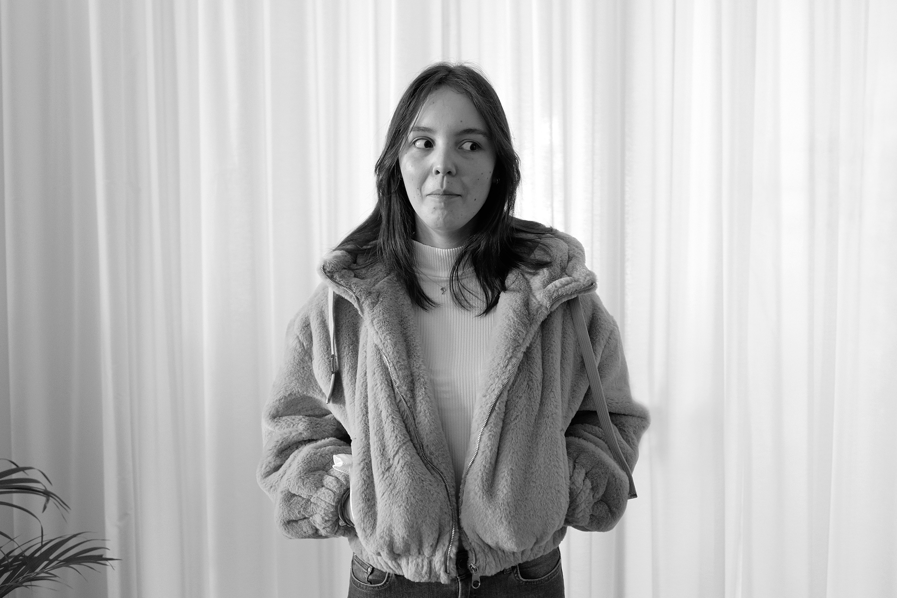 Schwarz-weiß Fotografie von Ann-Kathrin, die überrascht nach links schaut