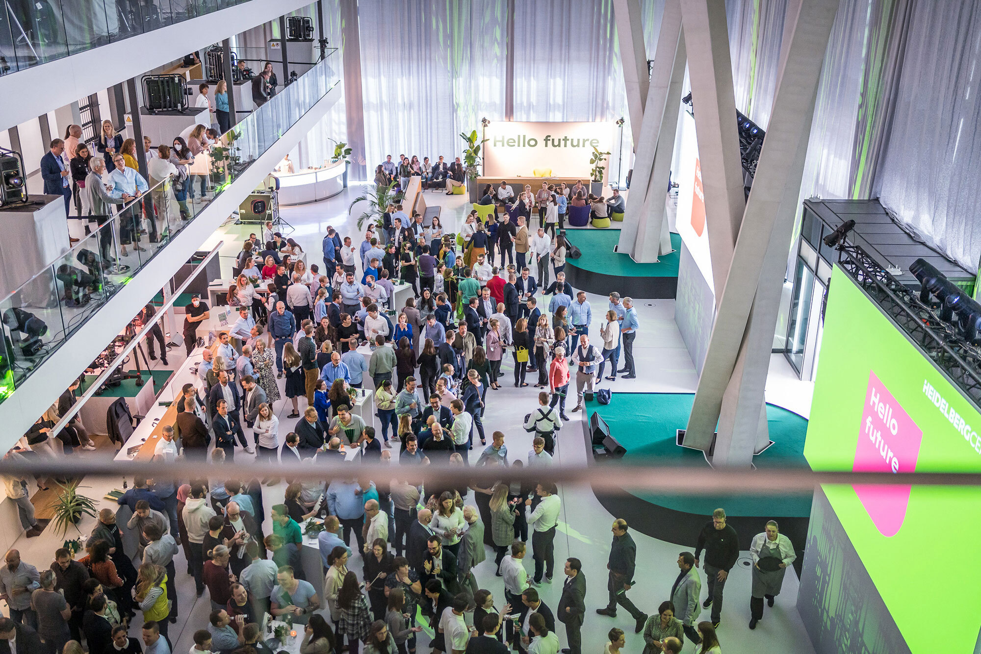 Die Mitarbeiter*innen von Heidelberg Materials befinden sich im Heidelberger Headquarter und warten, bis das Event startet.