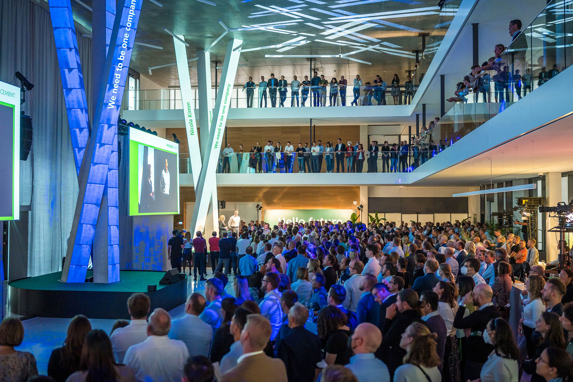 Die Mitarbeiter*innen von Heidelberg Materials lauschen gespannt dem Vortrag.