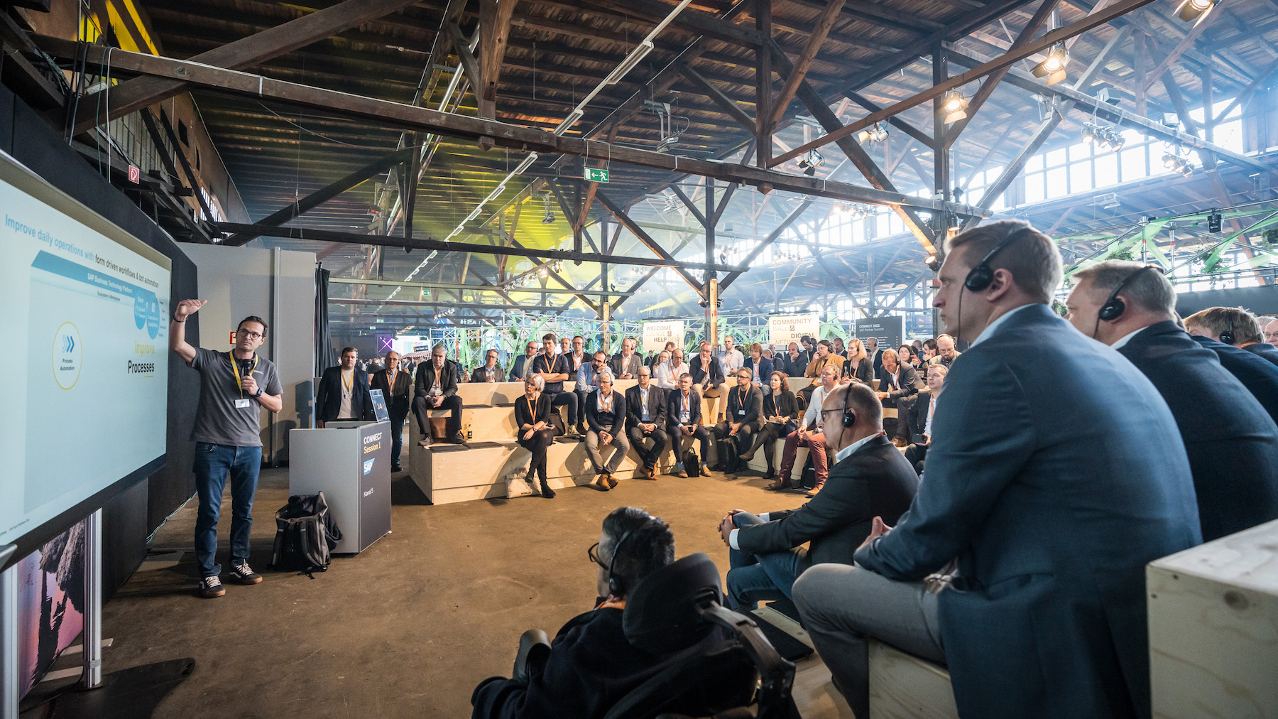 Die Besucher*innen sitzen in einer CONNECT Session und lauschen gespannt dem Vortrag.