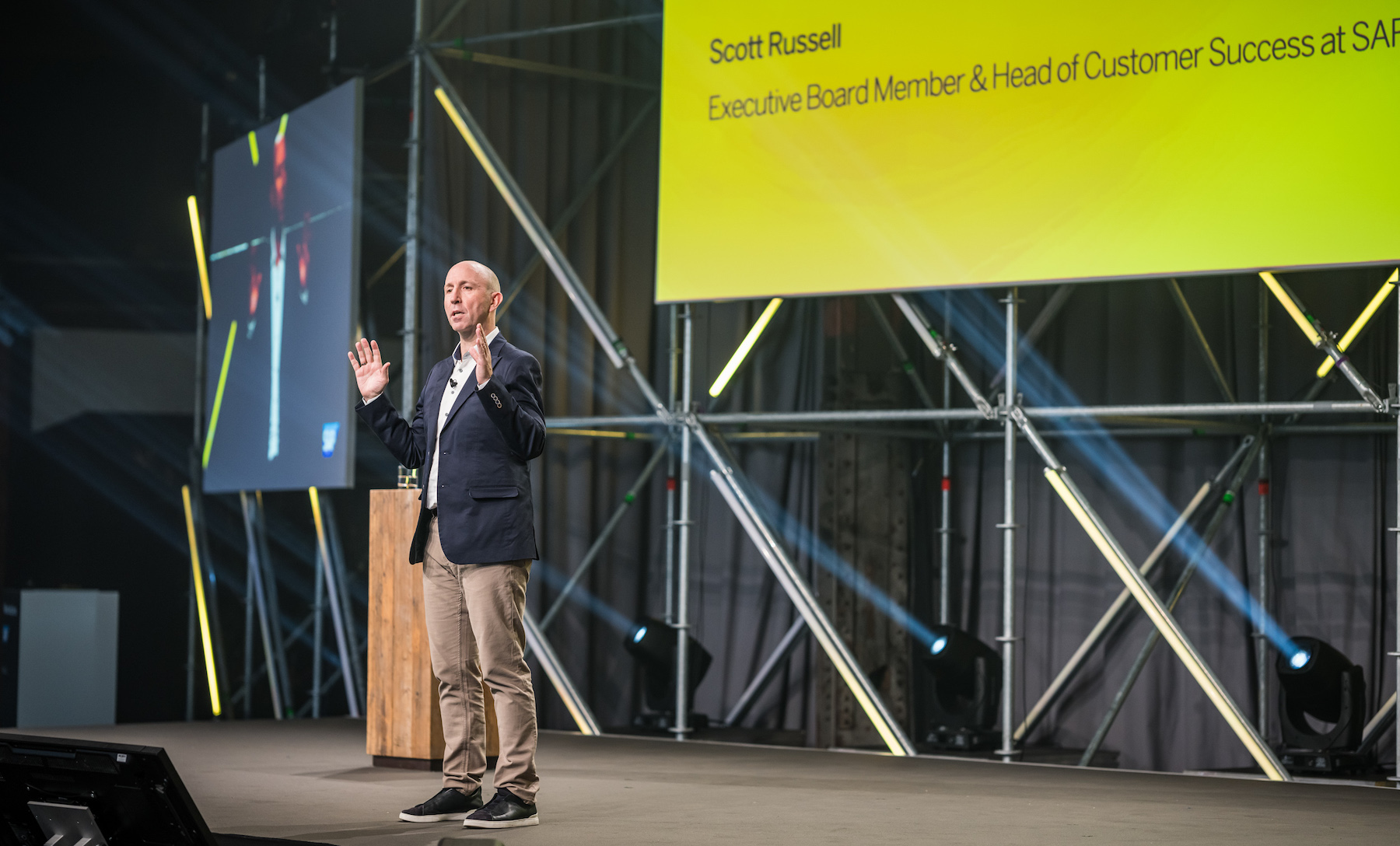 Scott Russell, Mitglied des Vorstands der SAP SE, hält auf der Bühne einen Vortrag.
