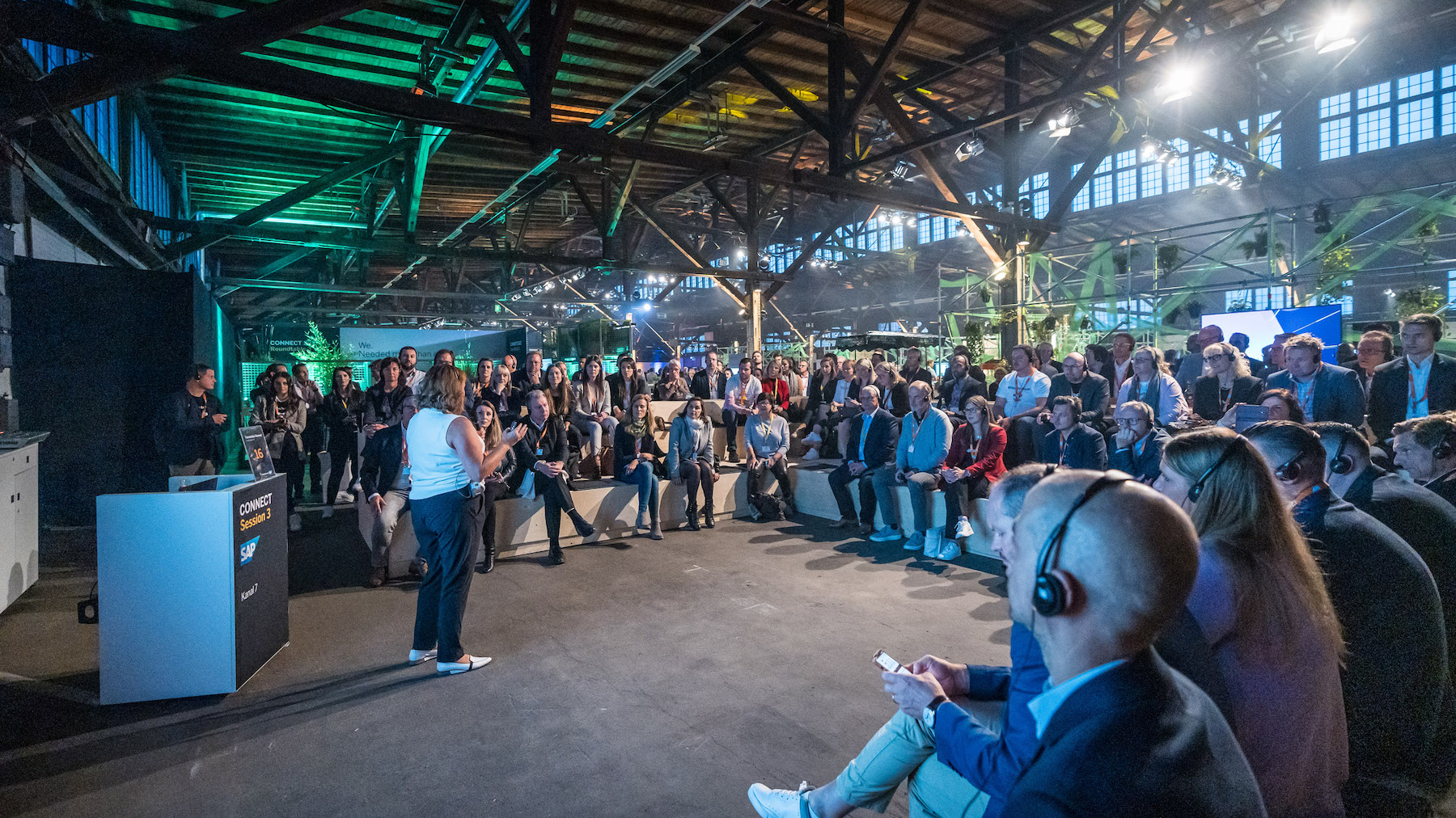 Die Besucher*innen sitzen in einer CONNECT Session und lauschen gespannt dem Vortrag.