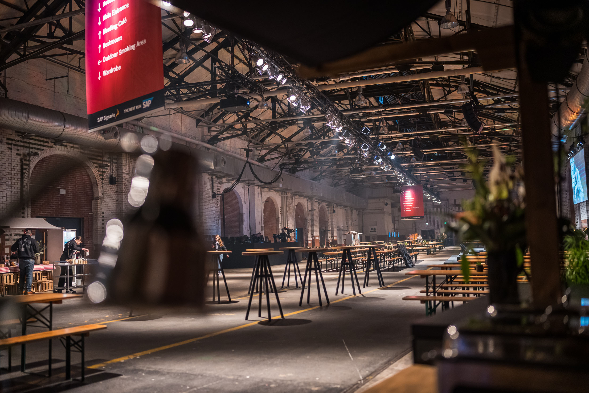 Ein atmosphärisches Bild des Set-Ups des TO.GATHER SAP SIGNAVIO CAMP 2023 in der Location Station Berlin. Zu sehen ist eine Mischbestuhlung im Eingangsbereich.