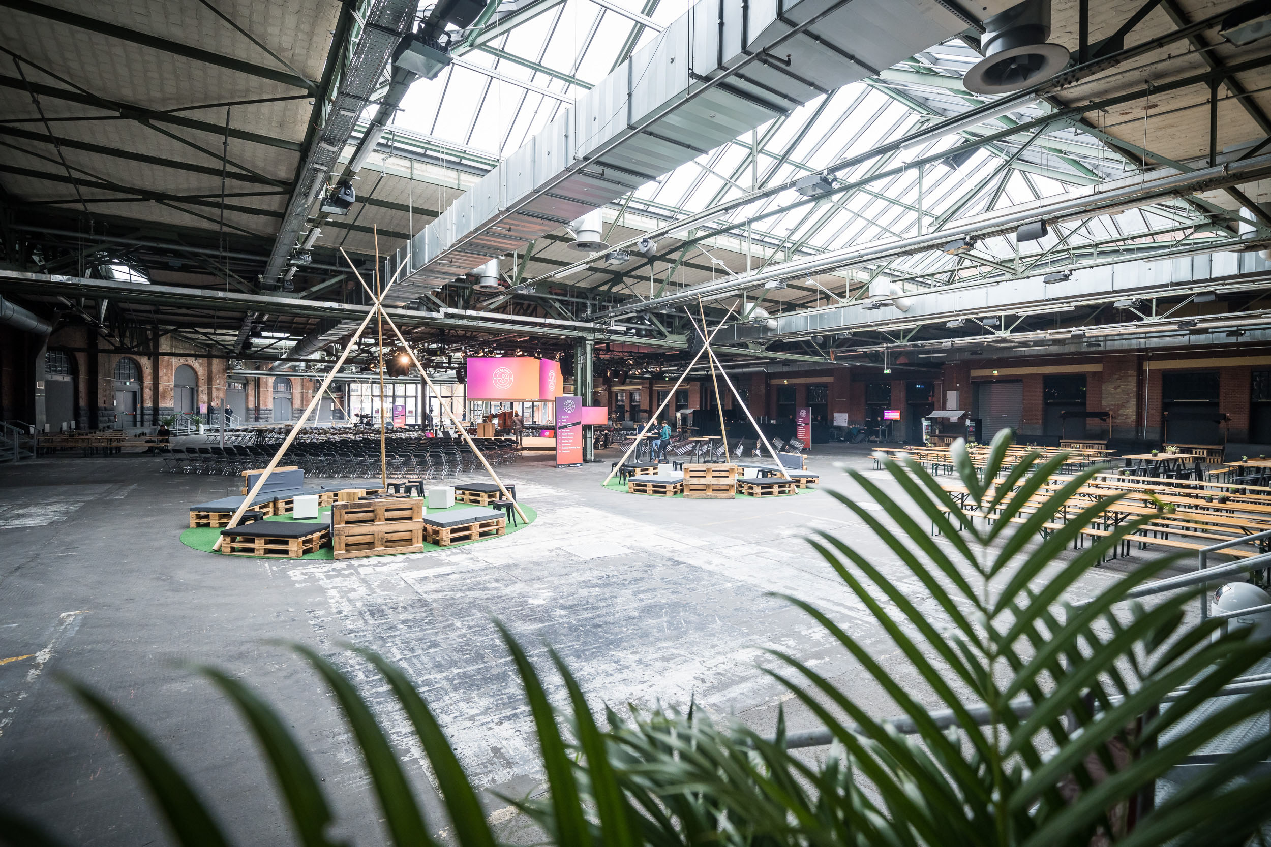 Ein atmosphärisches Bild des Set-Ups des TO.GATHER SAP SIGNAVIO CAMP 2023 in der Location Station Berlin.