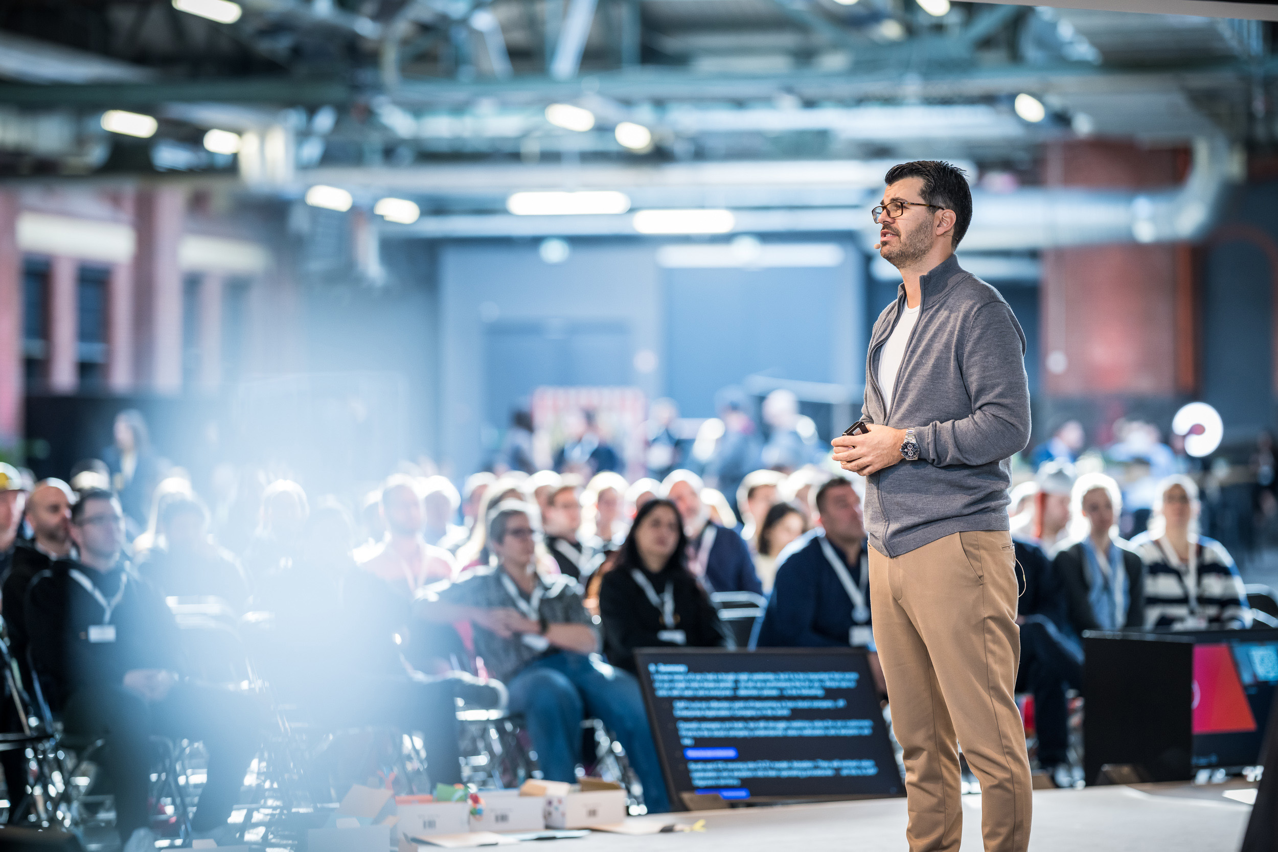 Der CEO Rouven Morato auf der Bühne hält eine Ansprache.