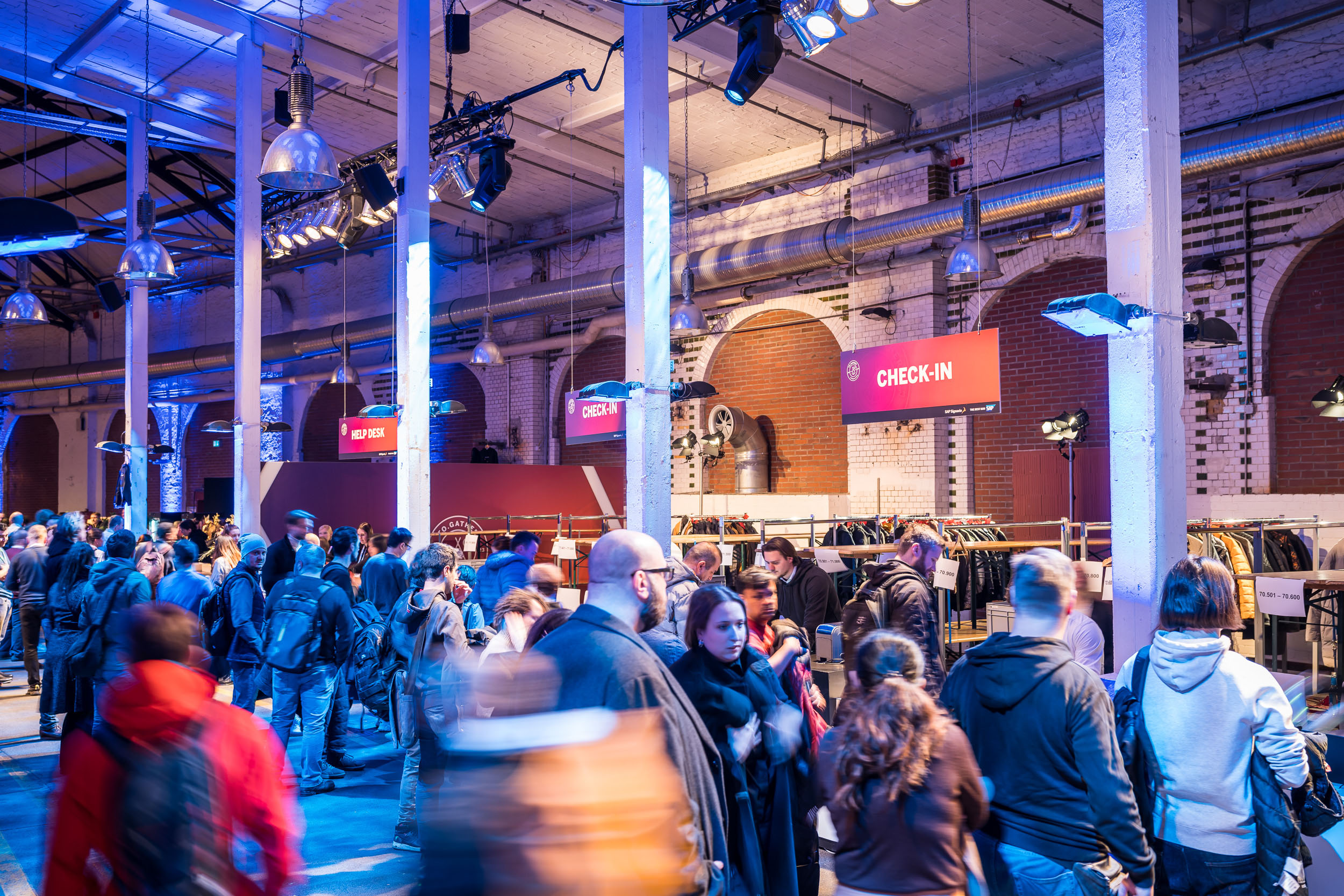 Das Team von SAP Signavio kurz nach seiner Ankunft. Die Gäste stehen Schlange in der Akkreditierung.