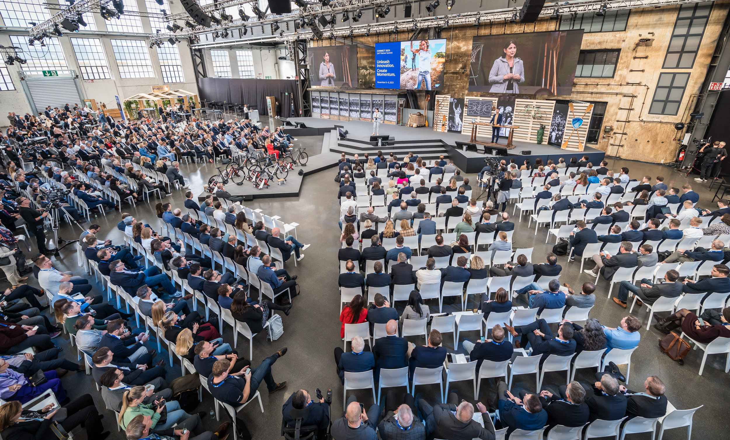 CONNECT 2023 Plenum Aufsicht auf alle Teilnehmenden und Mainstage
