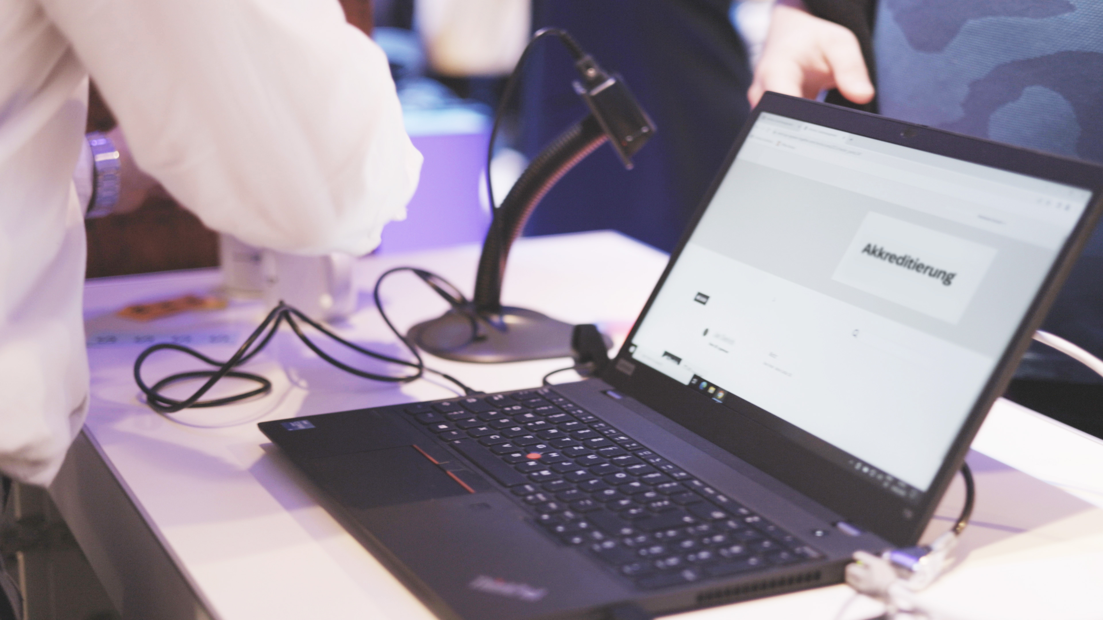 Laptop während Akkreditierung