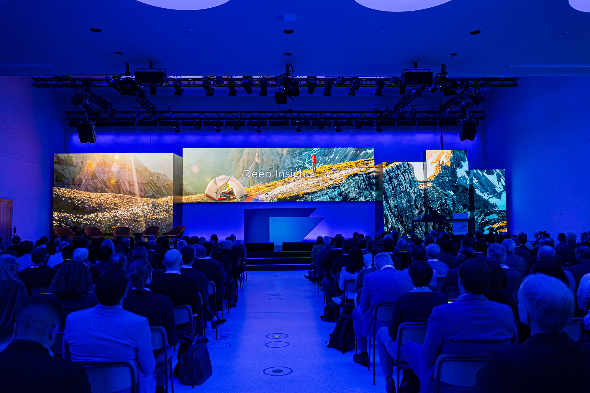 Multi-LED-Screen Stage Design