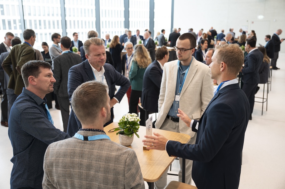 Gruppe von Männern an einem Tisch