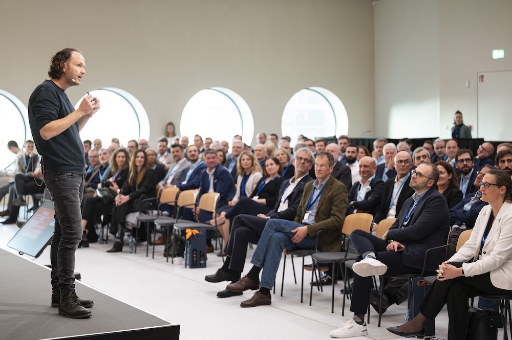 Publikum mit Speaker auf der Bühne