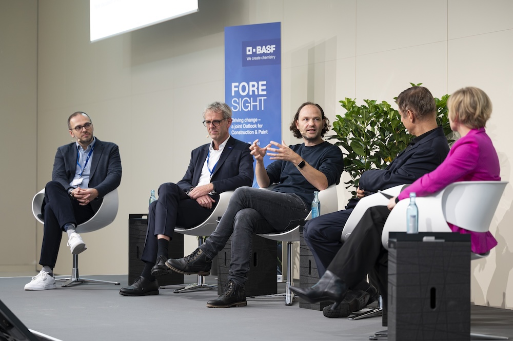 Talk-Situation auf einer Bühne