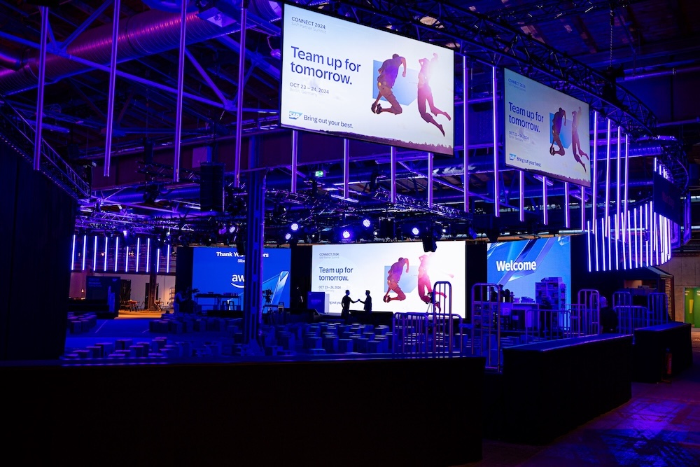 Blick von außen auf eine Rundbühne mit diversen LED-Screens