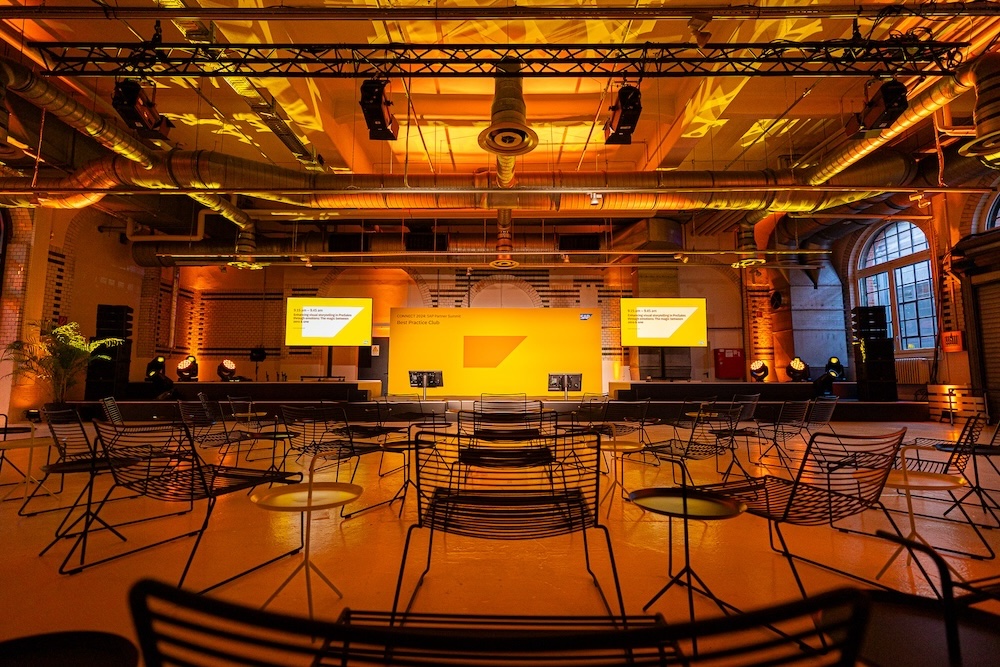 Stühle vor einer Bühne mit gelbem Licht