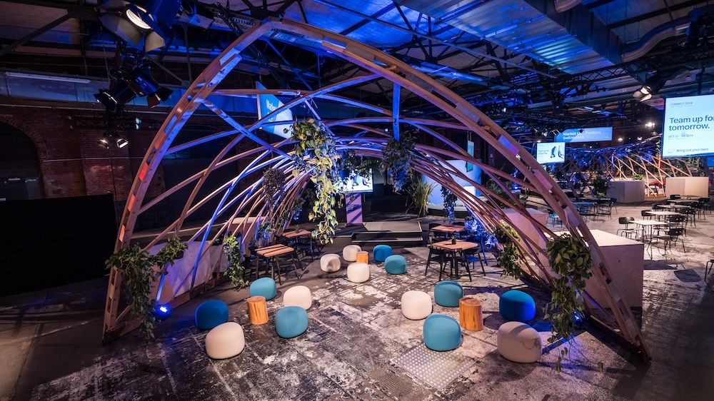 Skelettartiger Pavillon mit Sitzgelegenheiten im Inneren